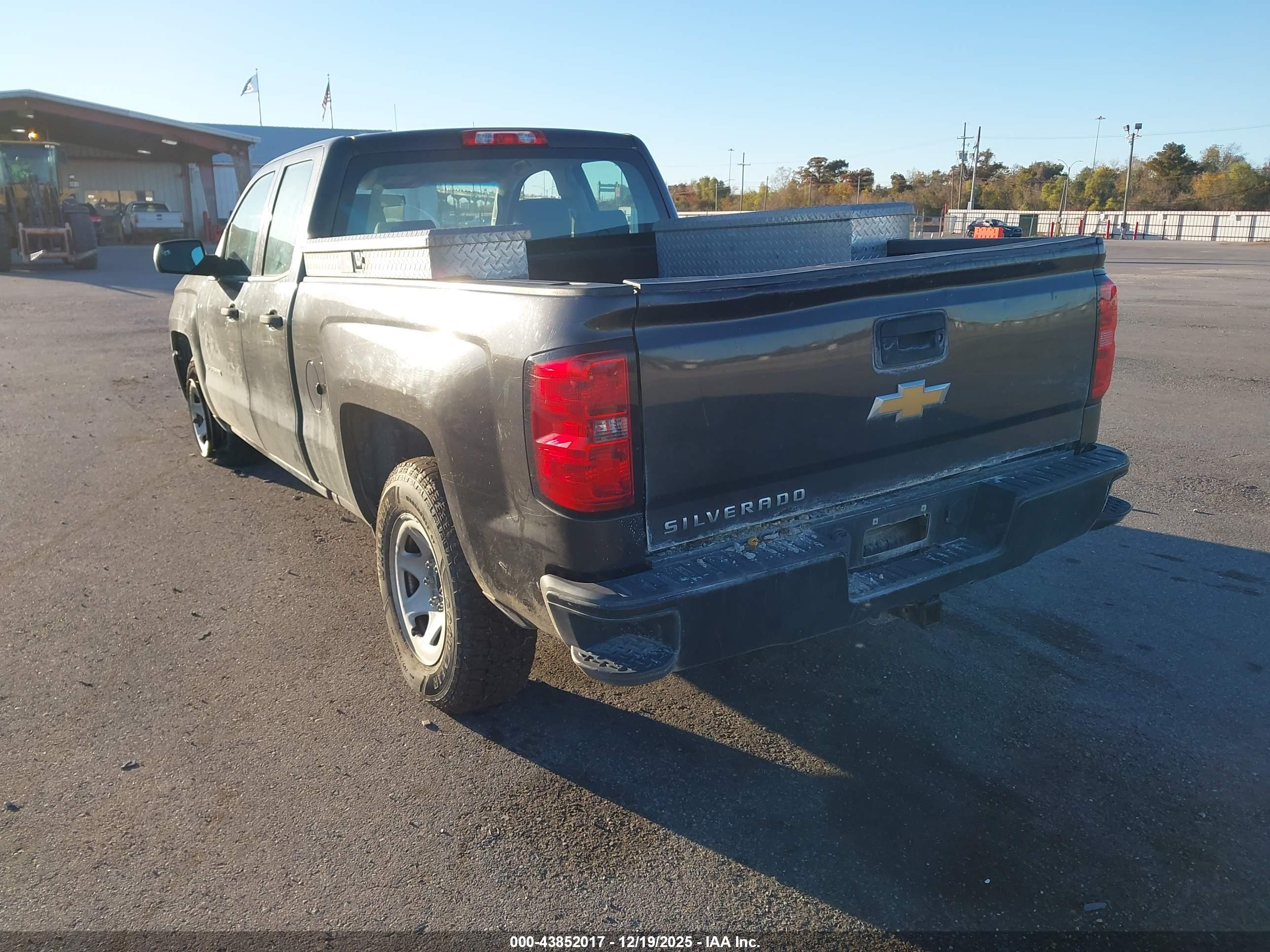 CHEVROLET SILVERADO image 3