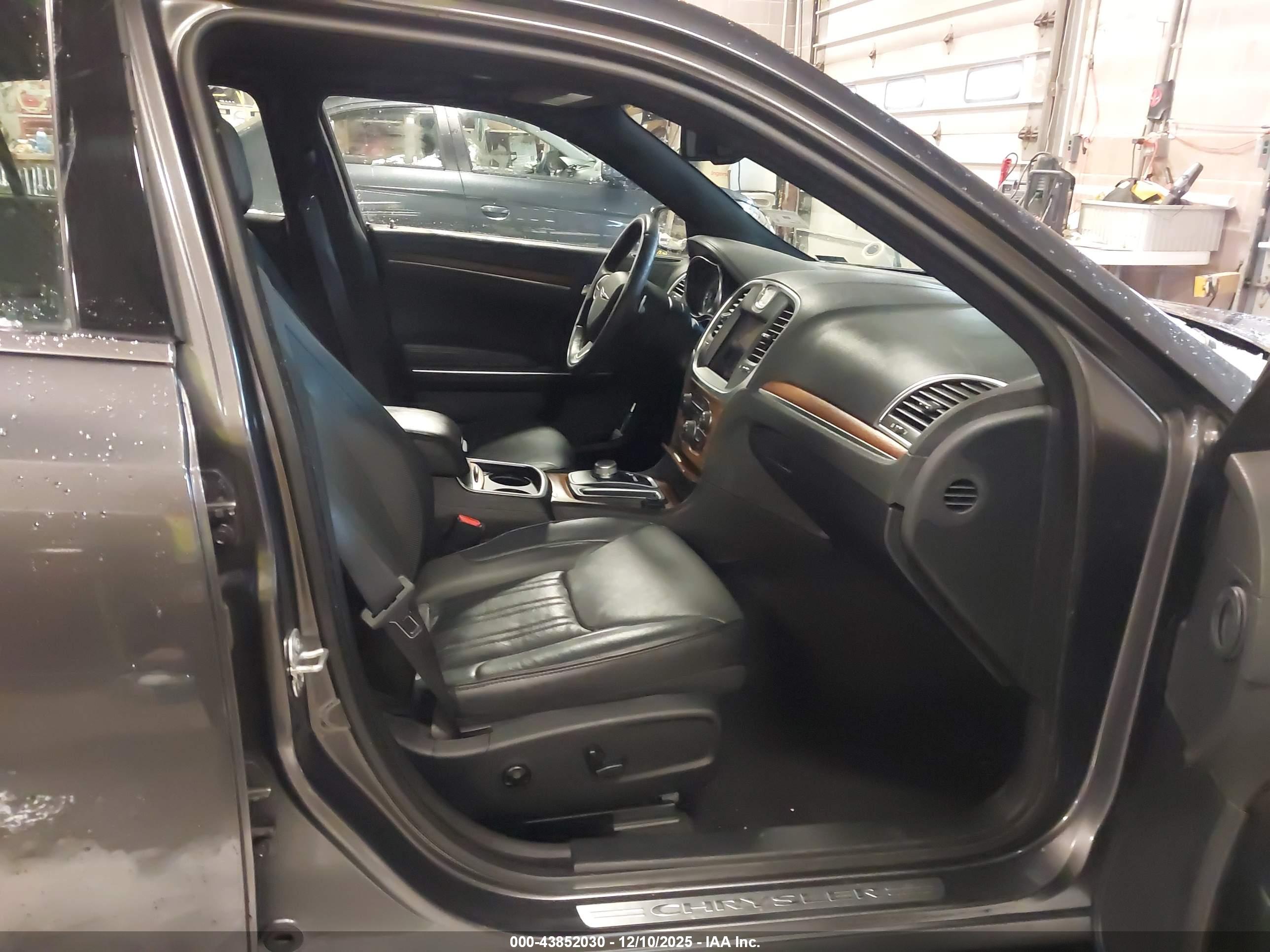 CHRYSLER 300 image 5