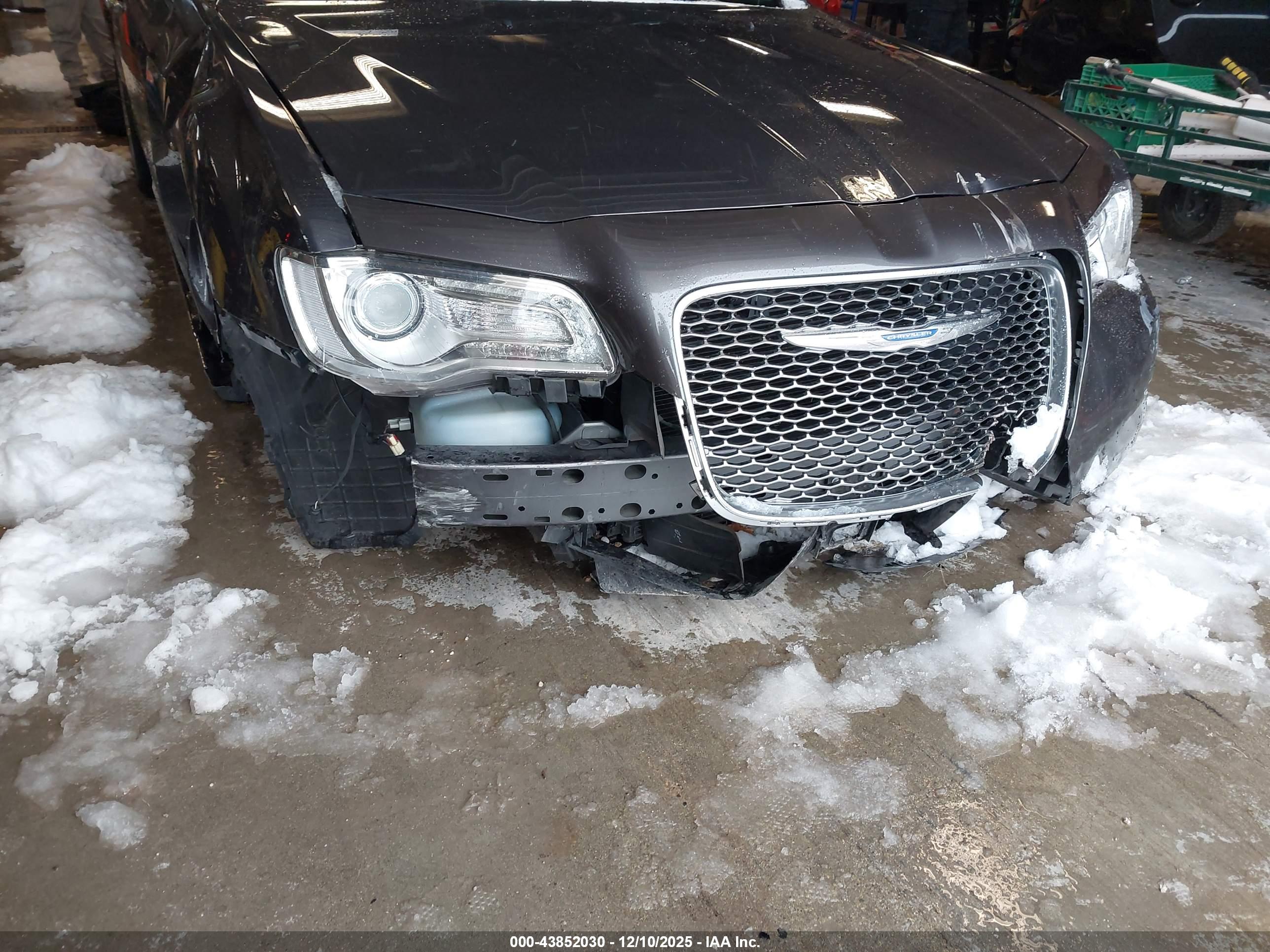 CHRYSLER 300 image 6