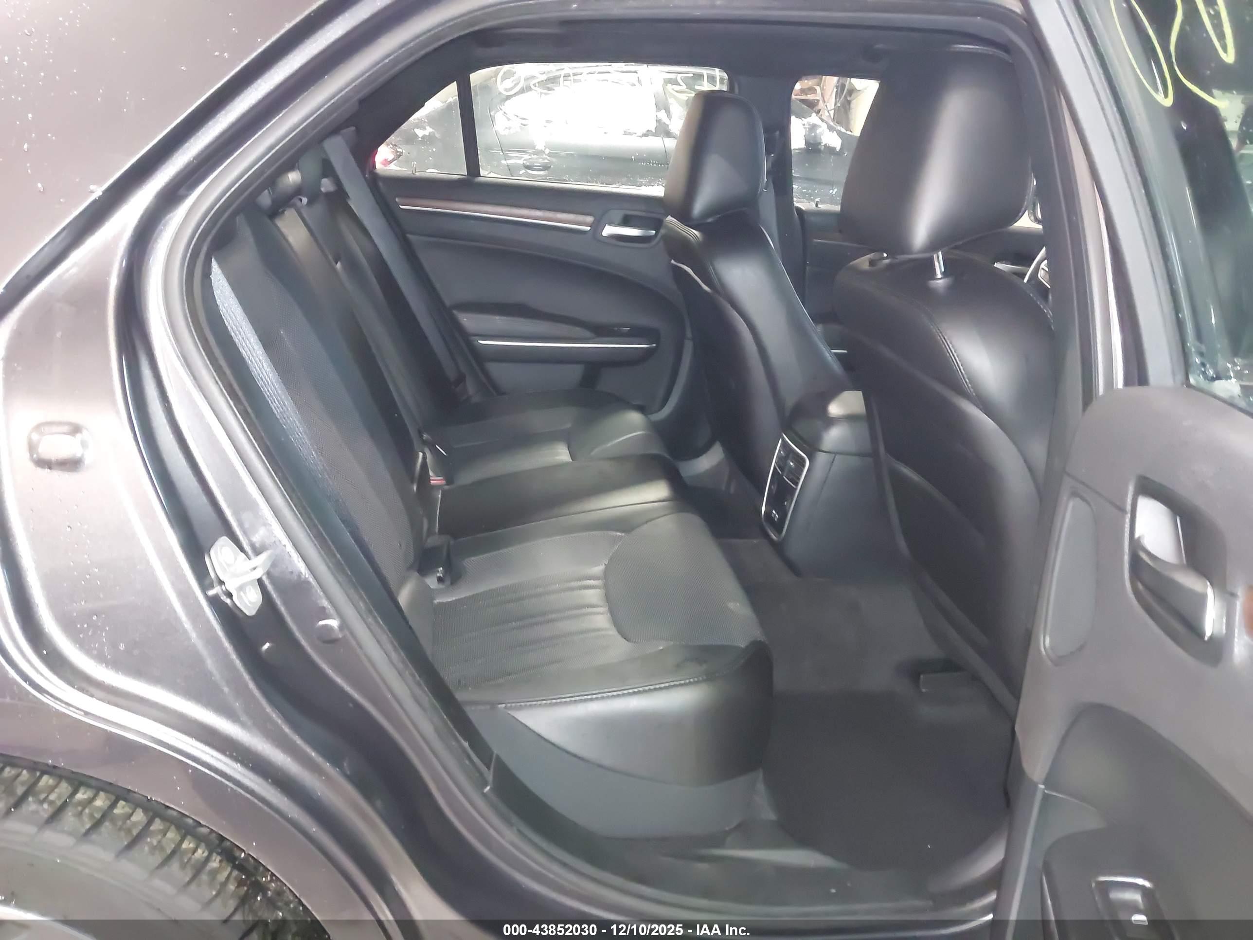 CHRYSLER 300 image 8