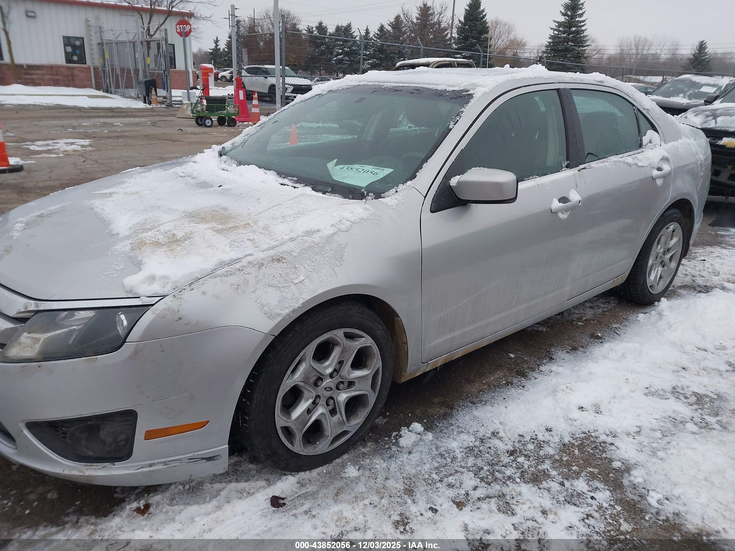 FORD FUSION image 2