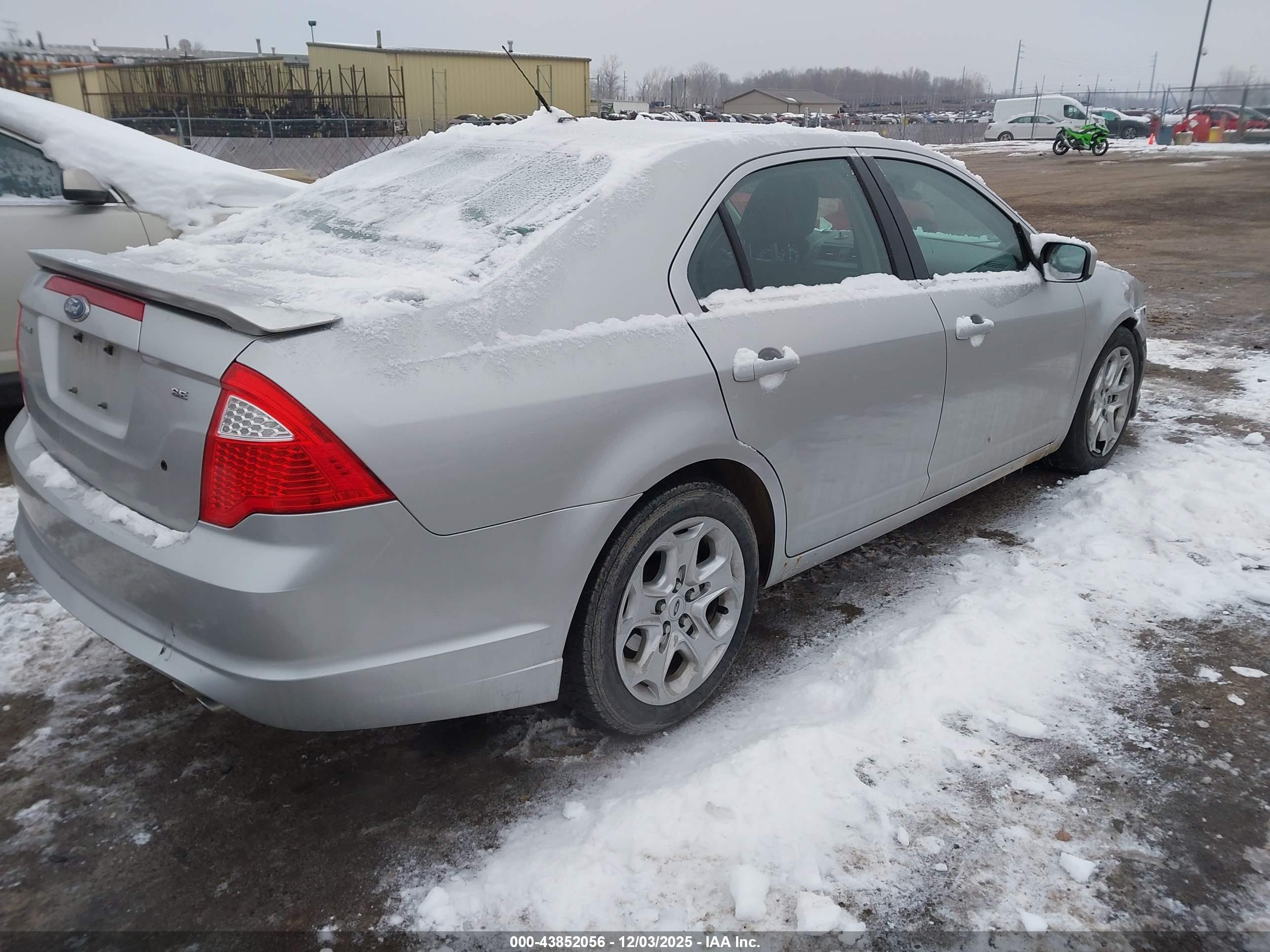 FORD FUSION image 4