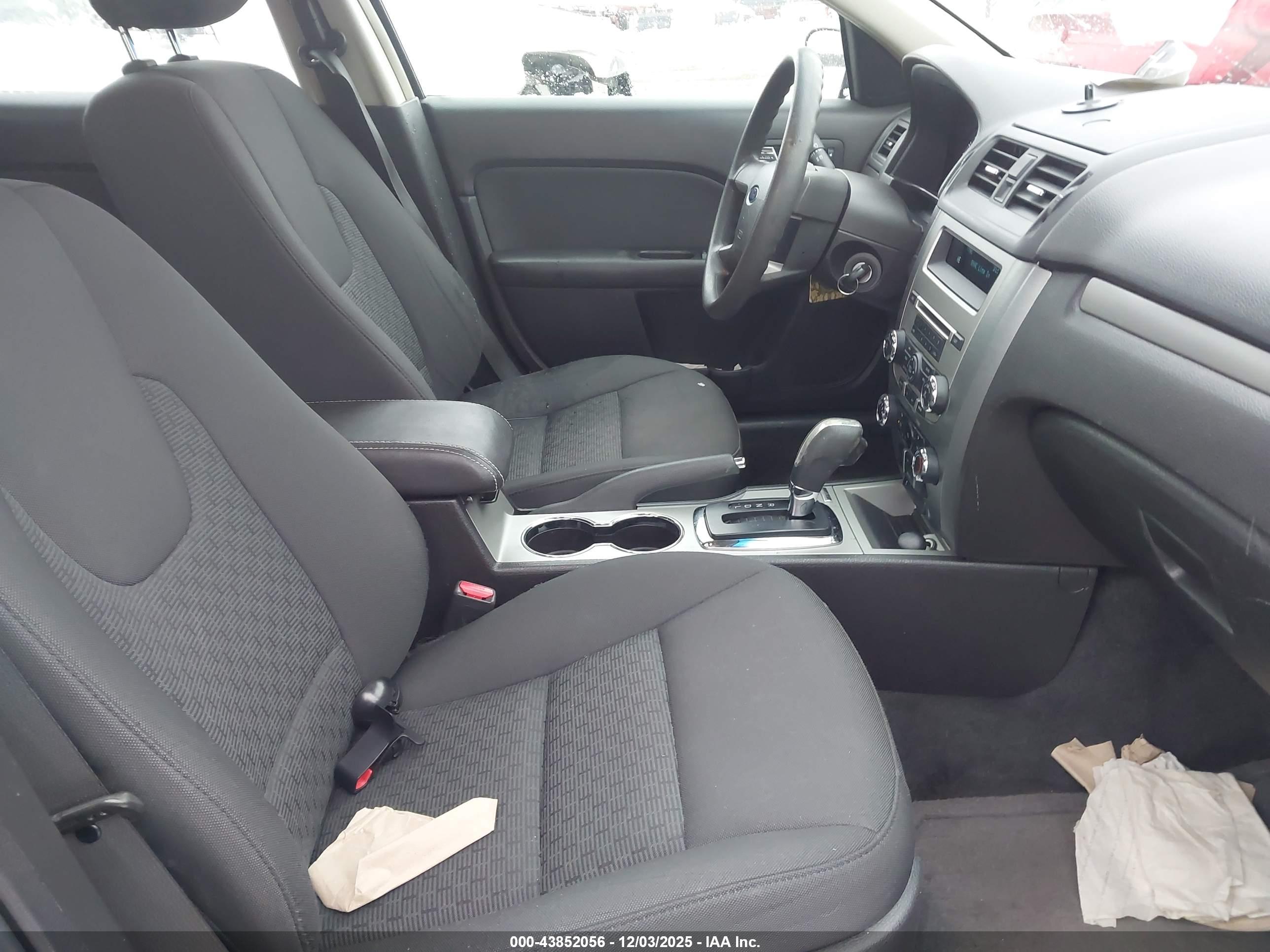 FORD FUSION image 5