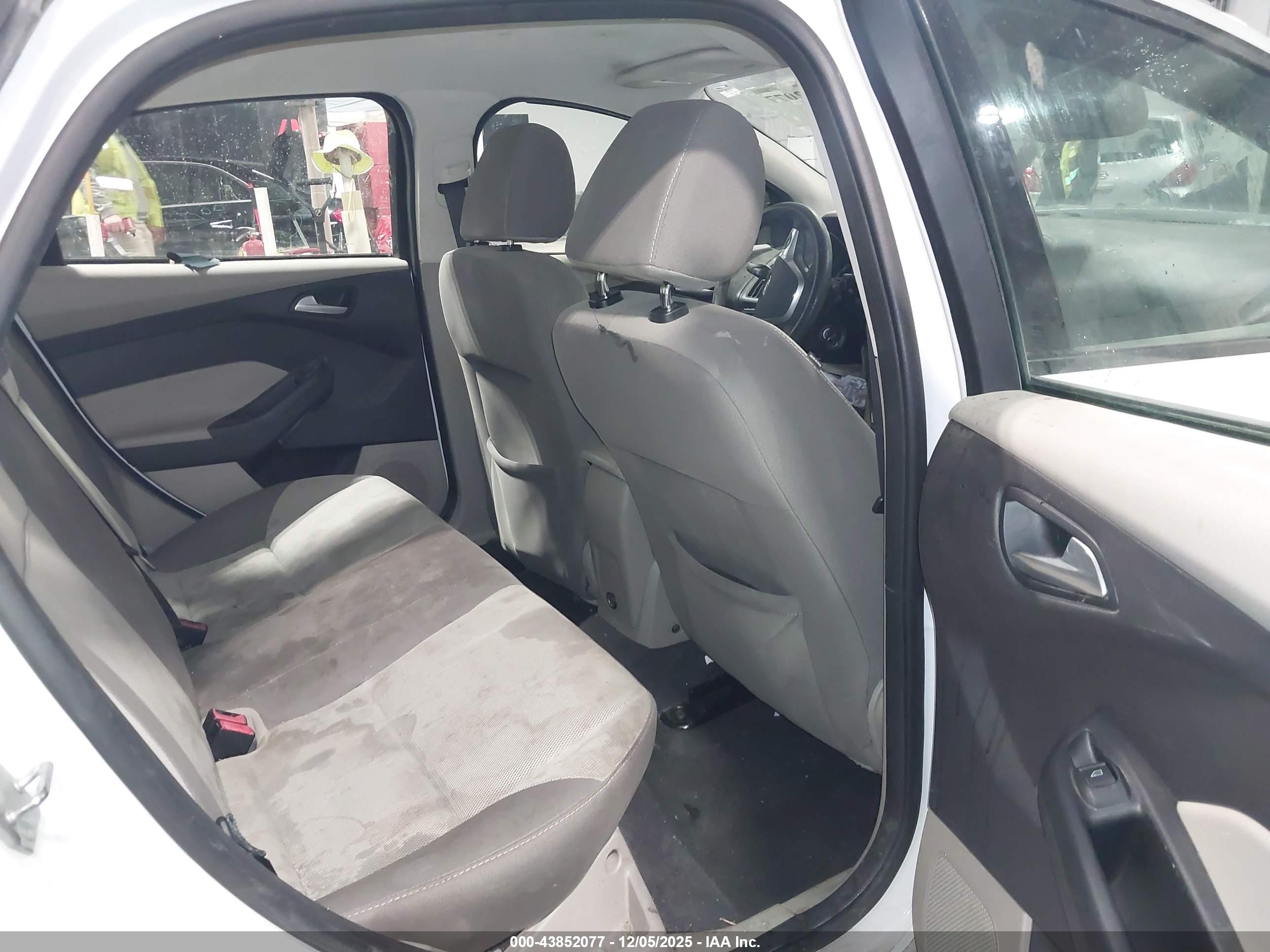 FORD FOCUS image 8