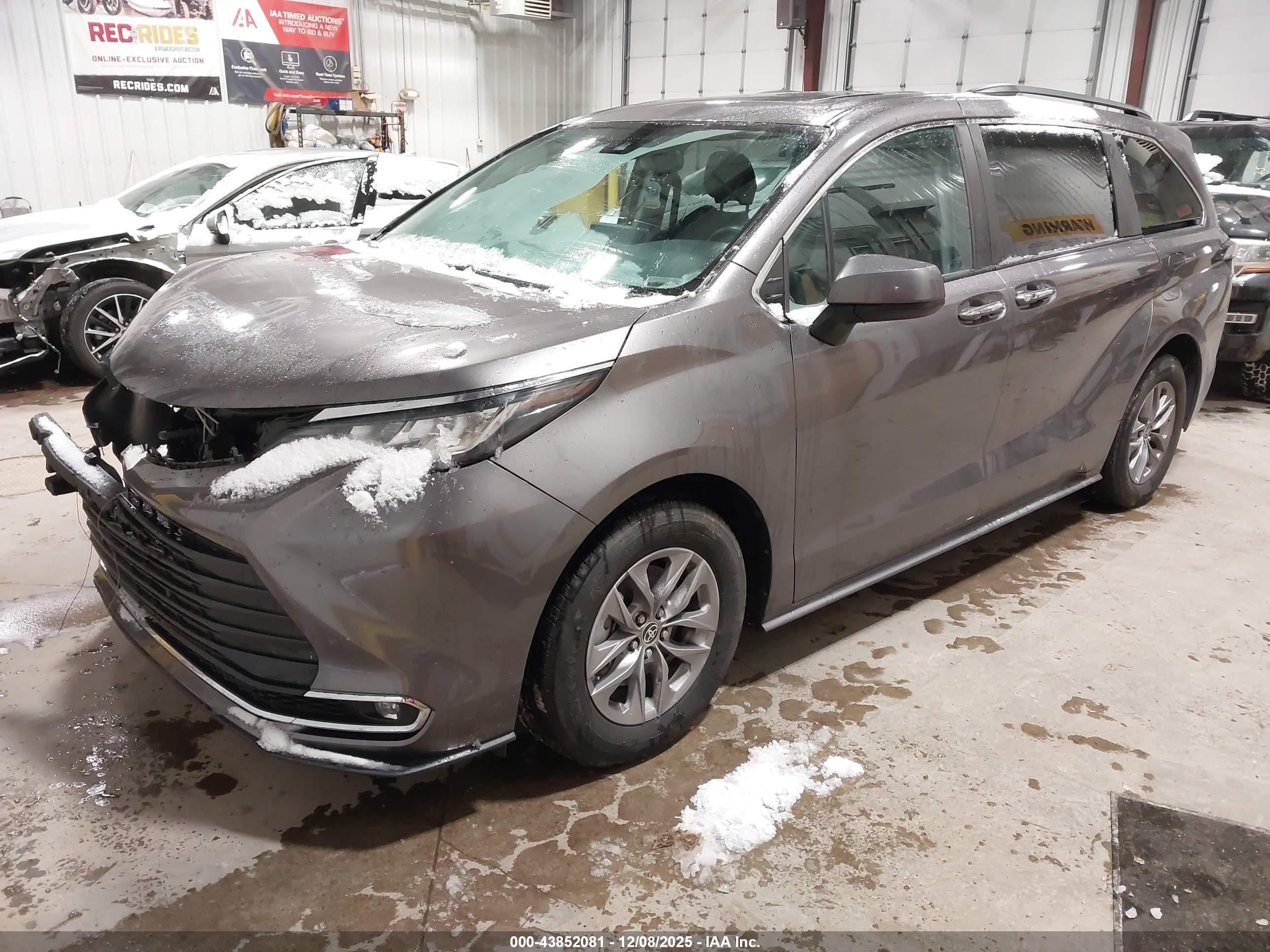 TOYOTA SIENNA image 2