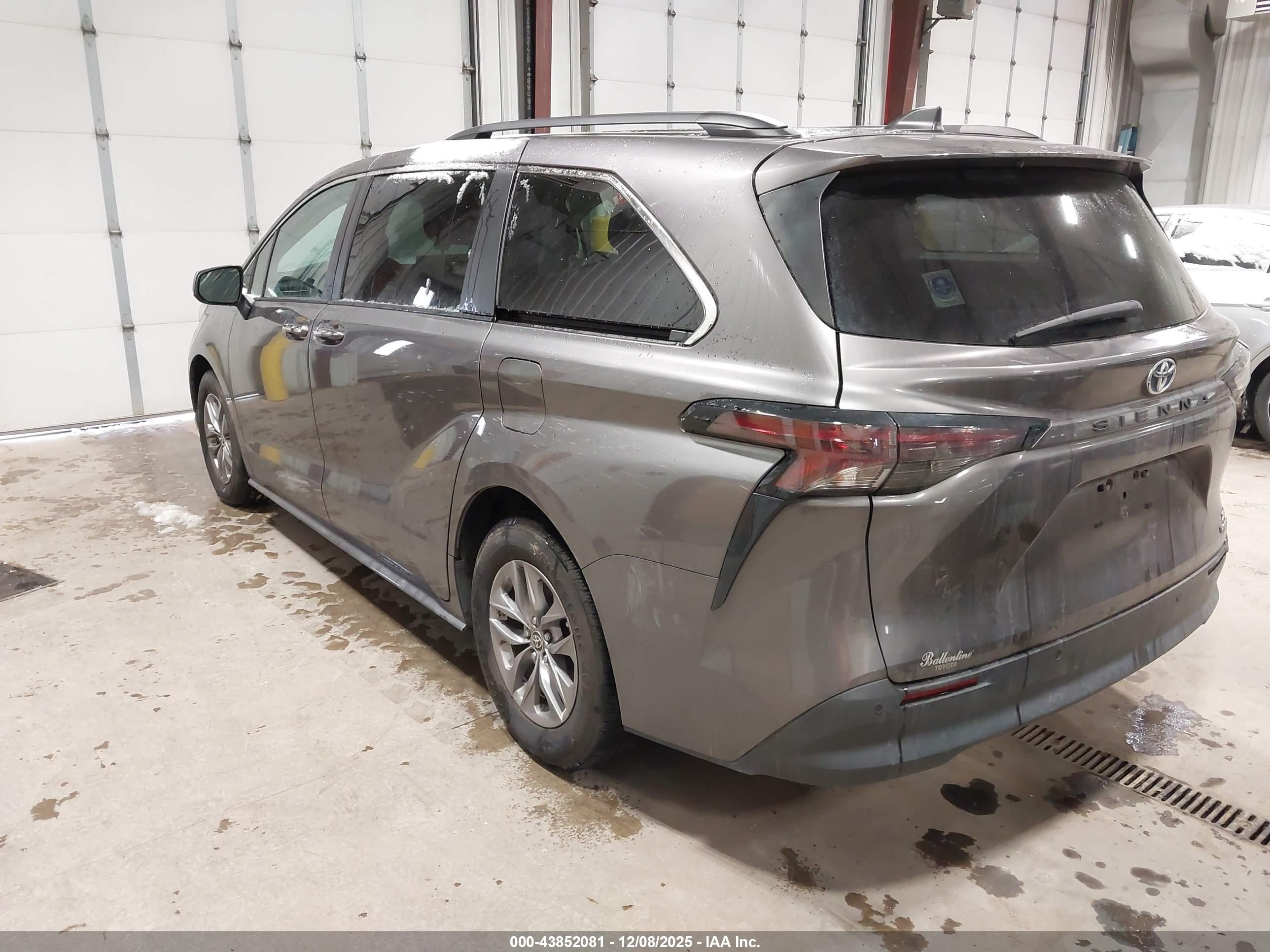 TOYOTA SIENNA image 3