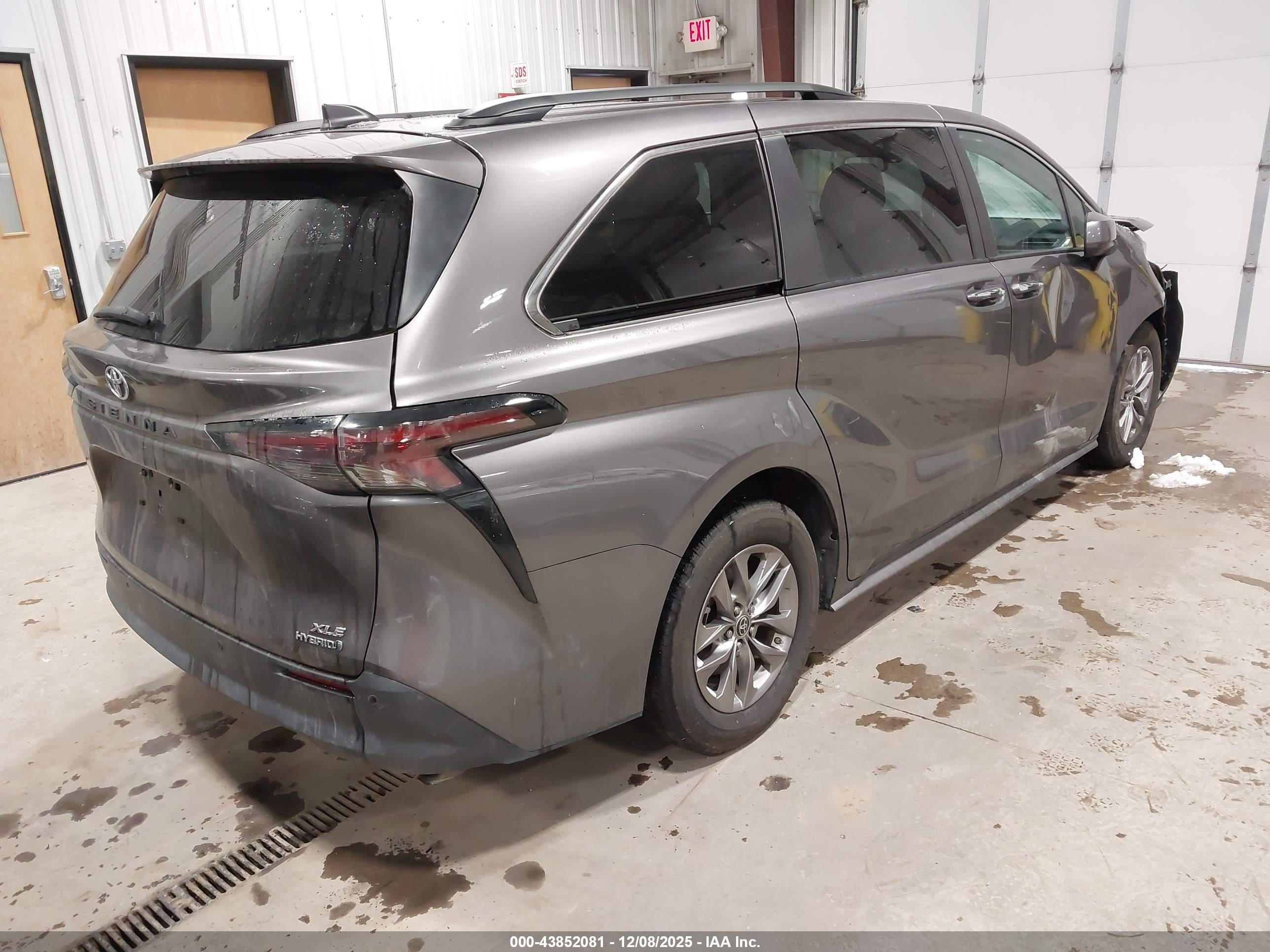 TOYOTA SIENNA image 4