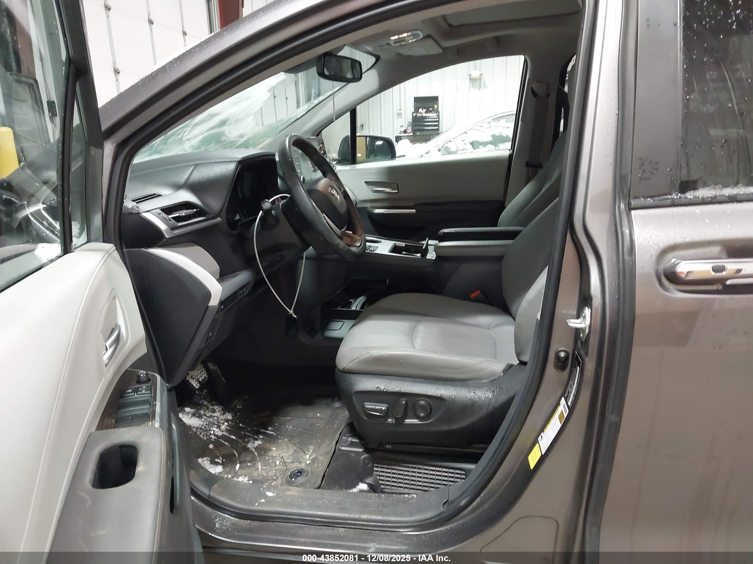 TOYOTA SIENNA image 5