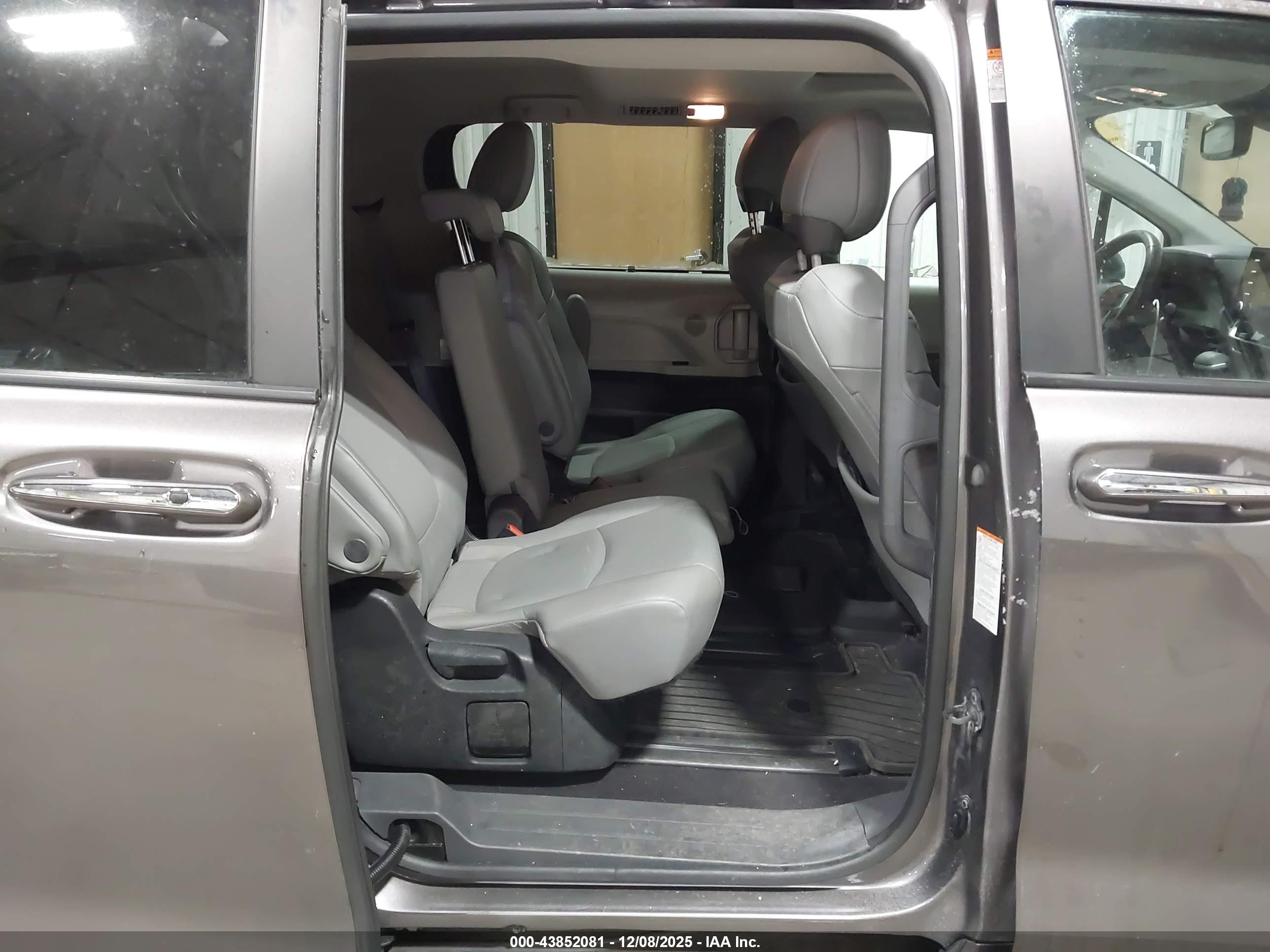 TOYOTA SIENNA image 8