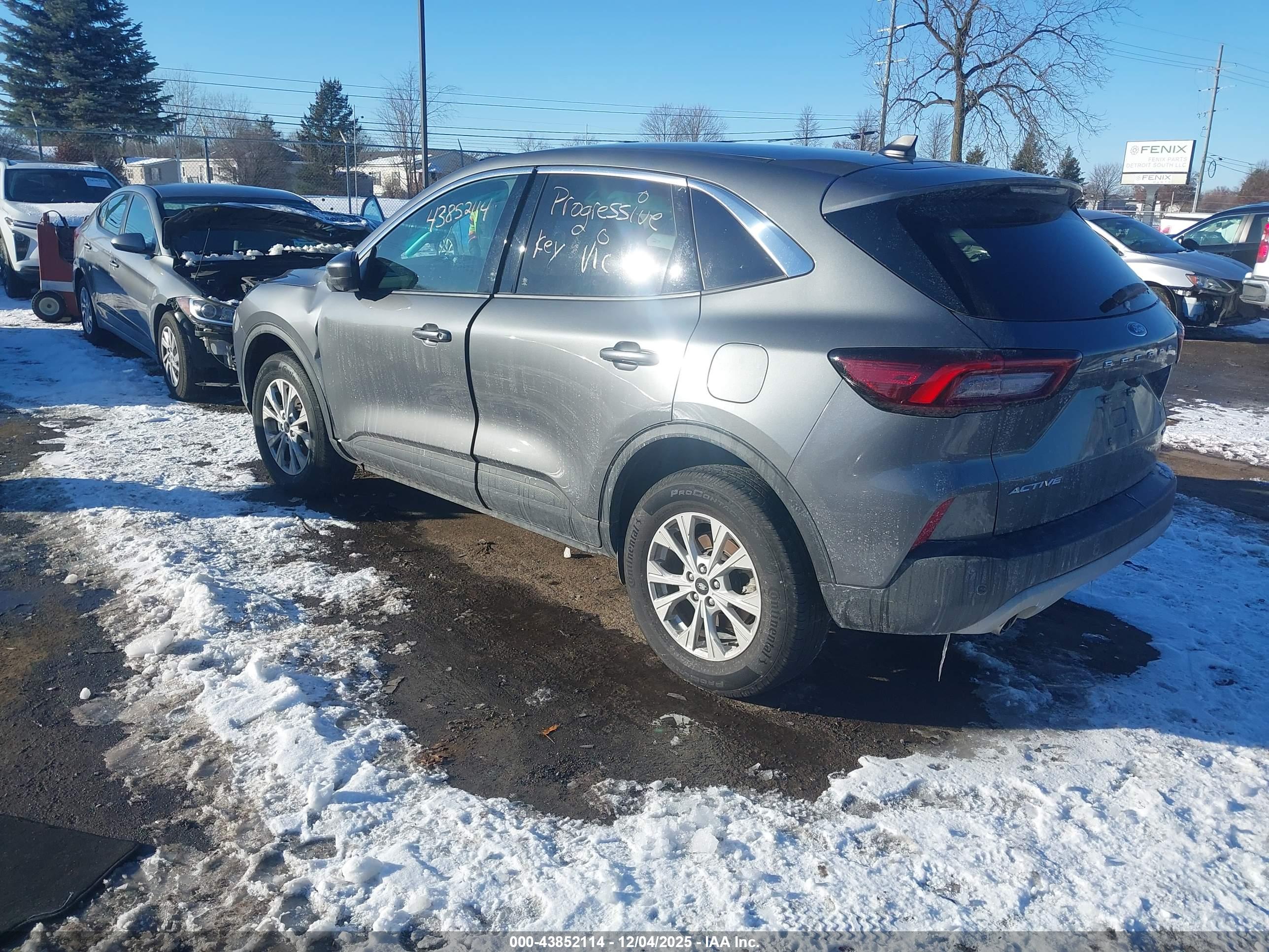 FORD ESCAPE image 3