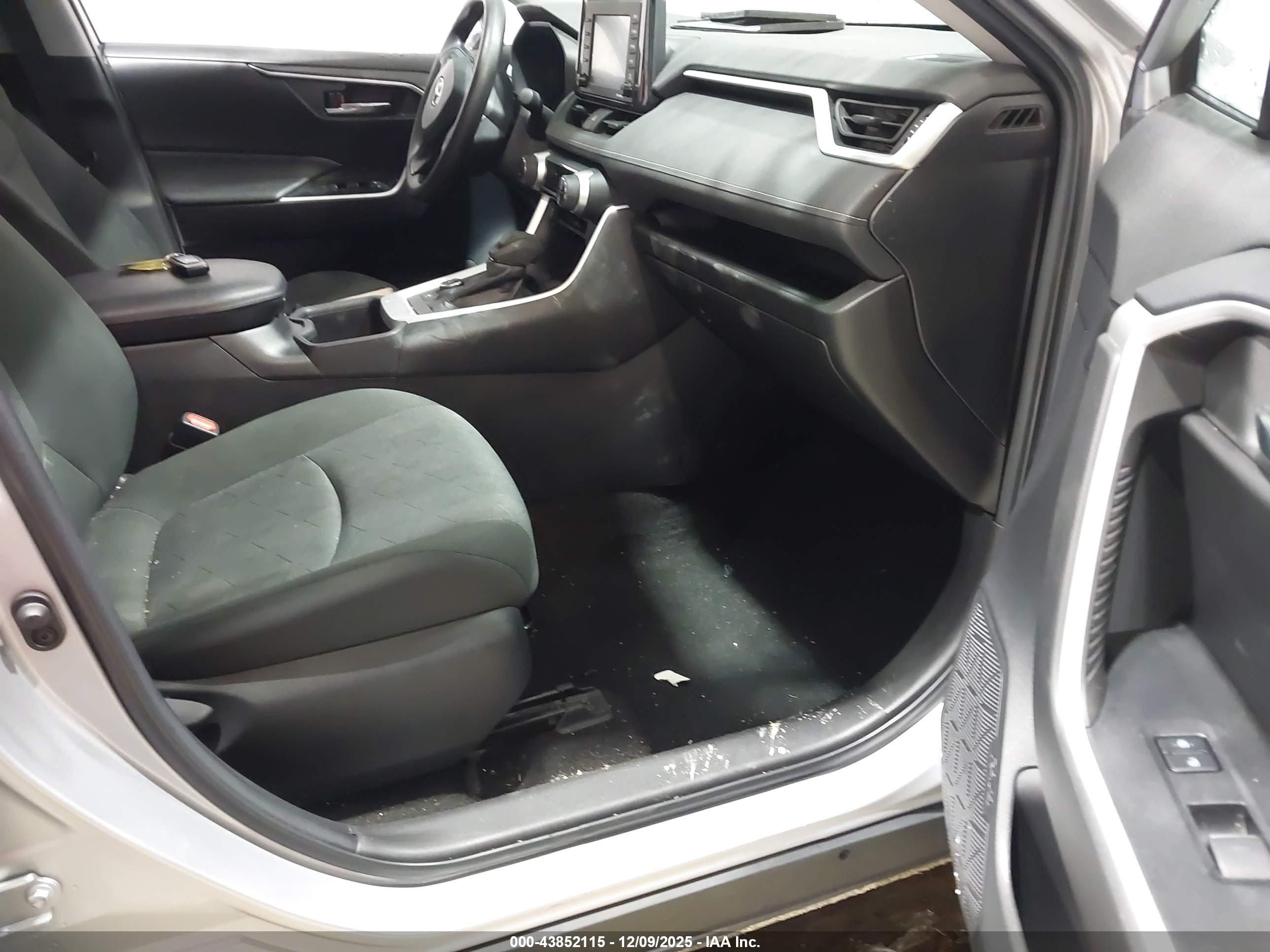 TOYOTA RAV4 image 5