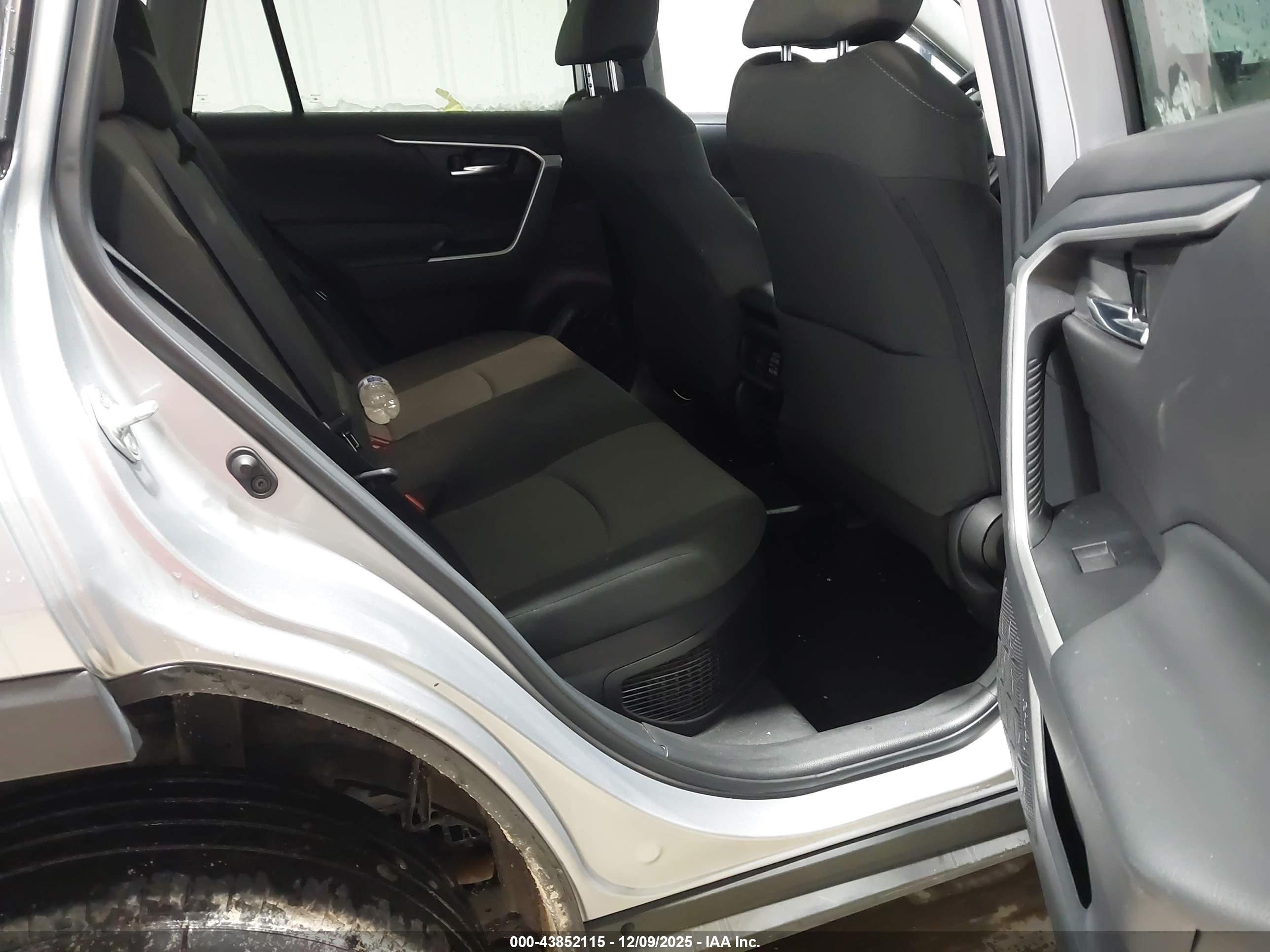 TOYOTA RAV4 image 8
