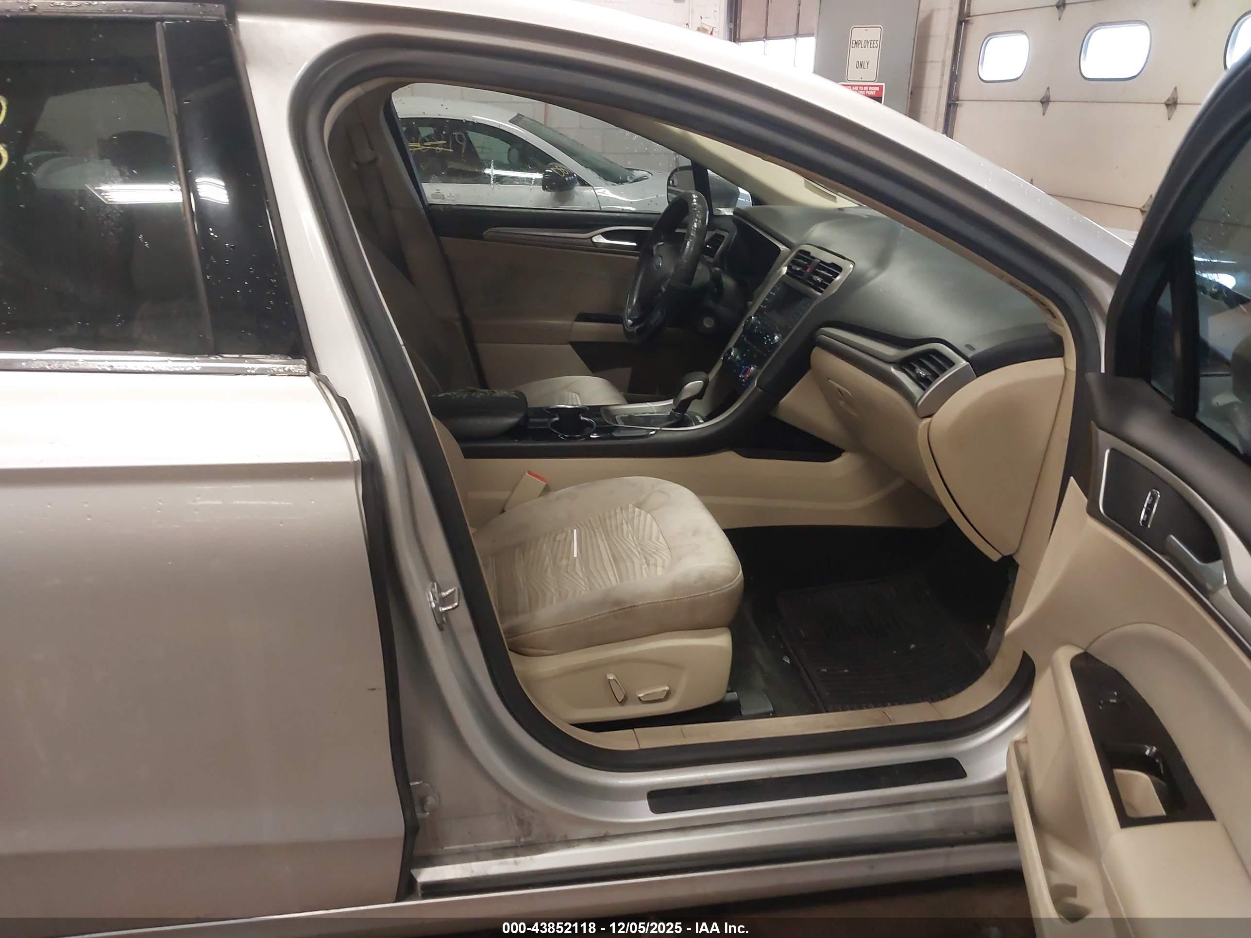 FORD FUSION image 5