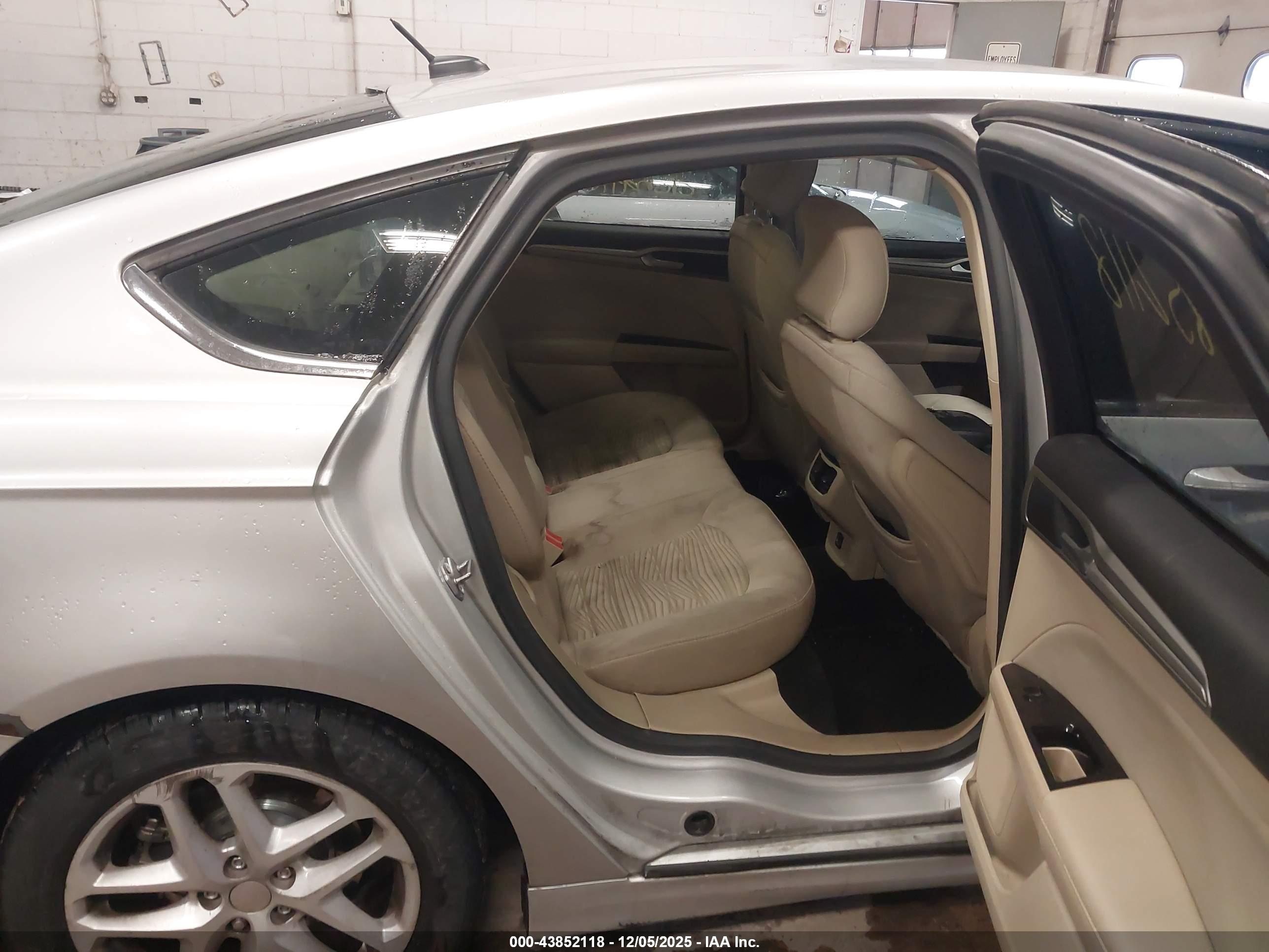 FORD FUSION image 8