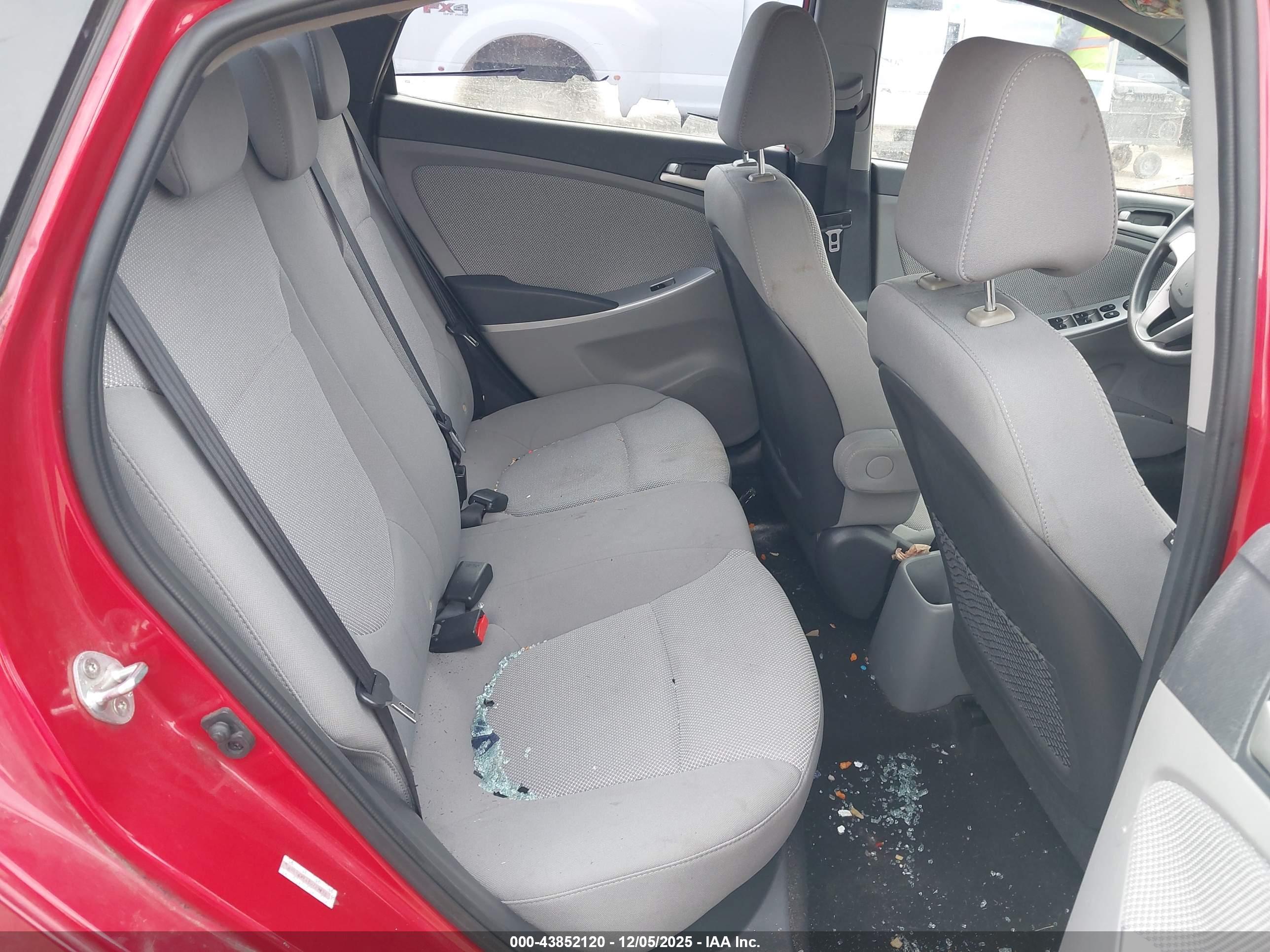 HYUNDAI ACCENT image 8
