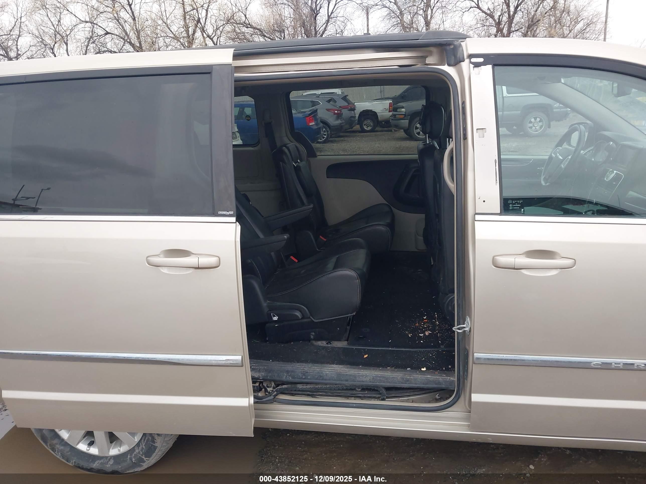 CHRYSLER TOWN image 8