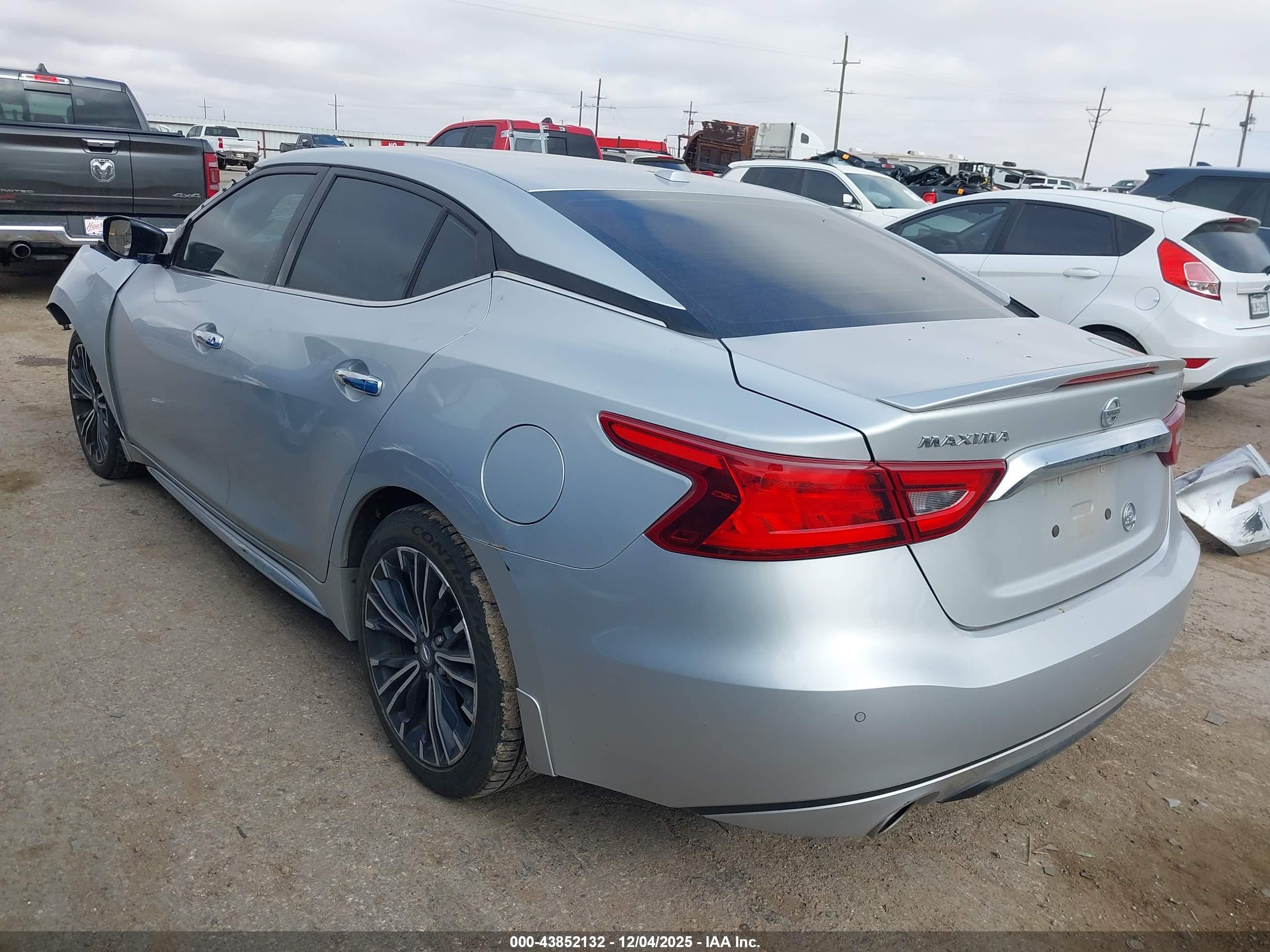 NISSAN MAXIMA image 3