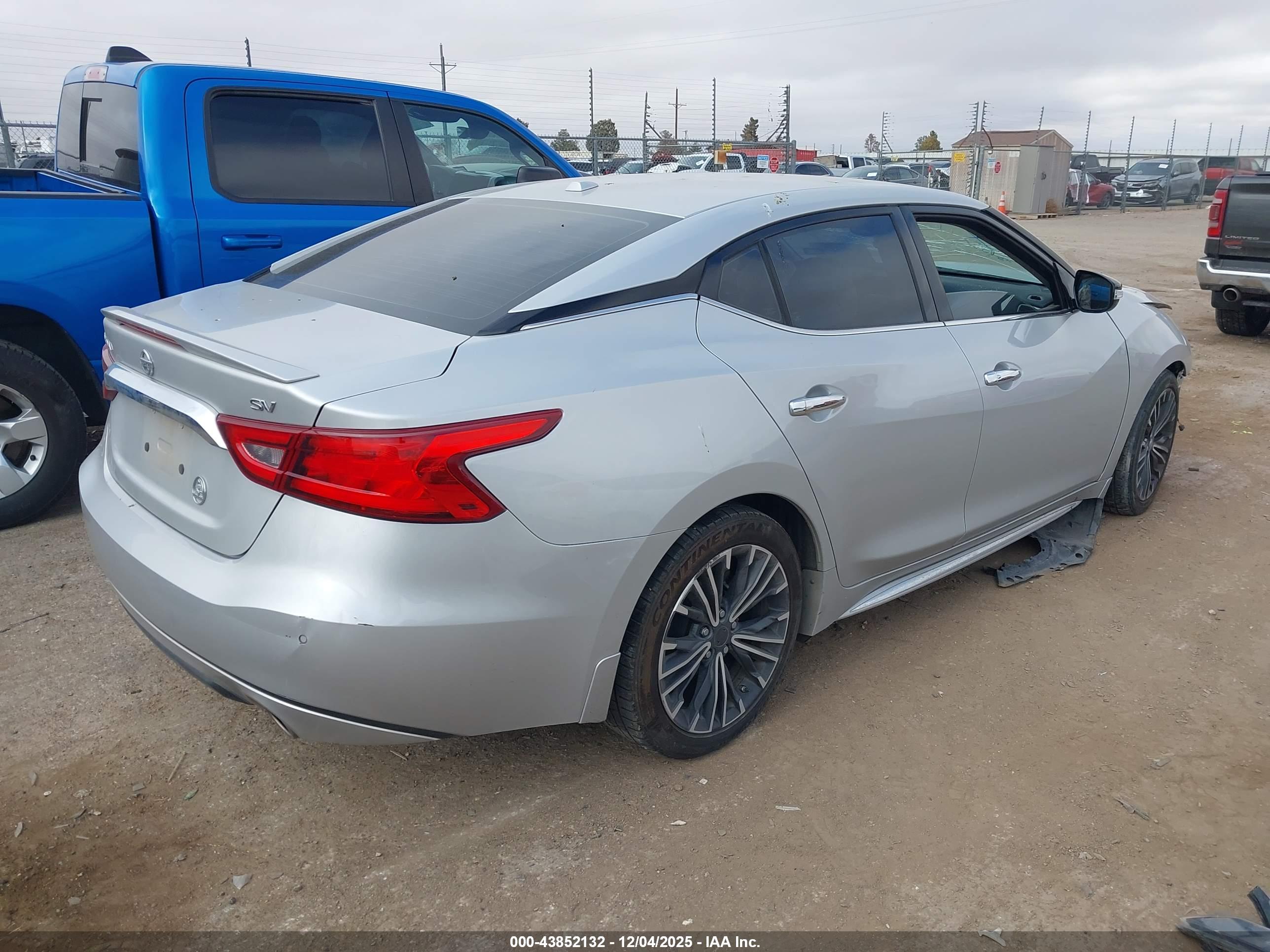 NISSAN MAXIMA image 4