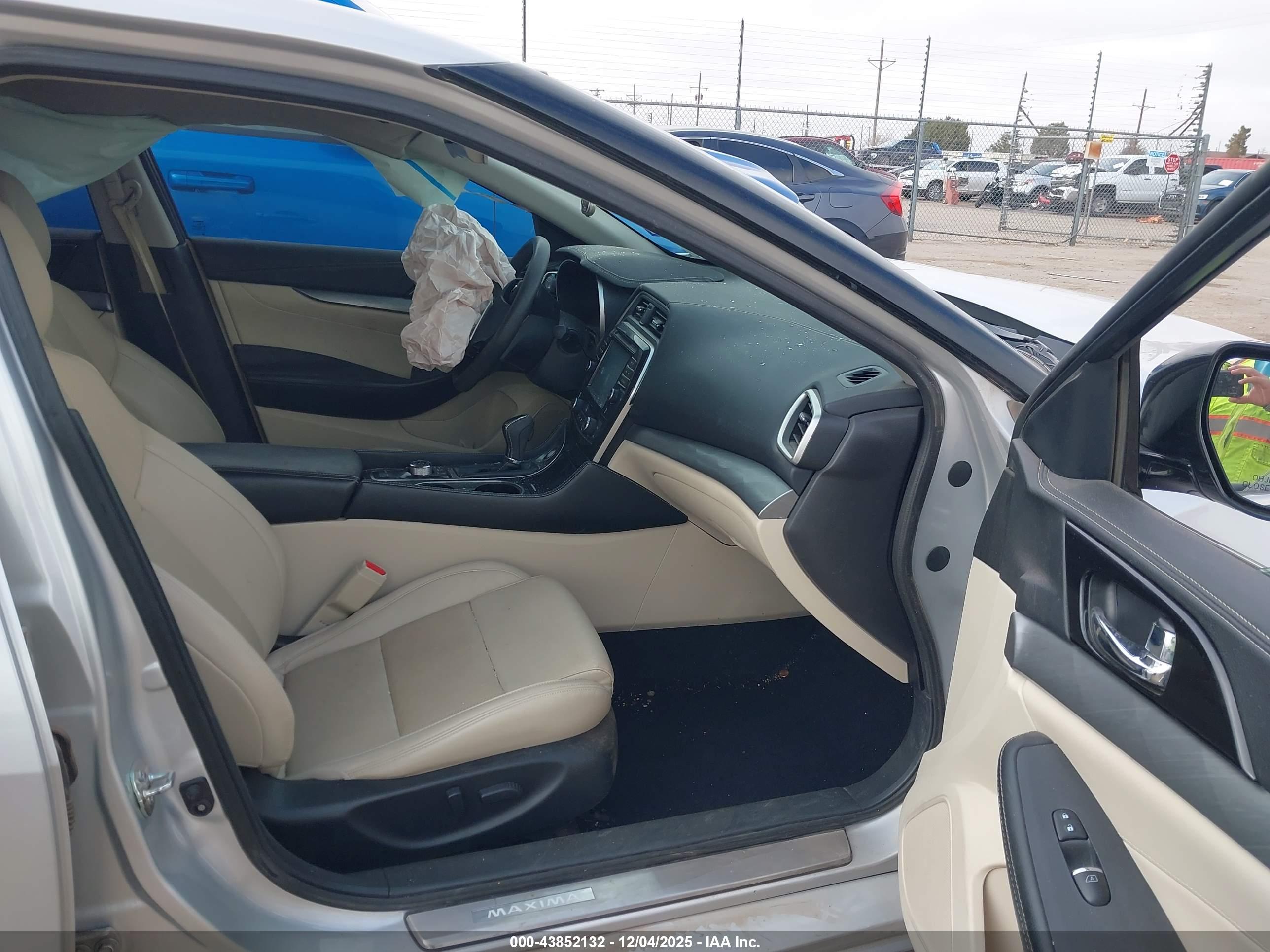 NISSAN MAXIMA image 5