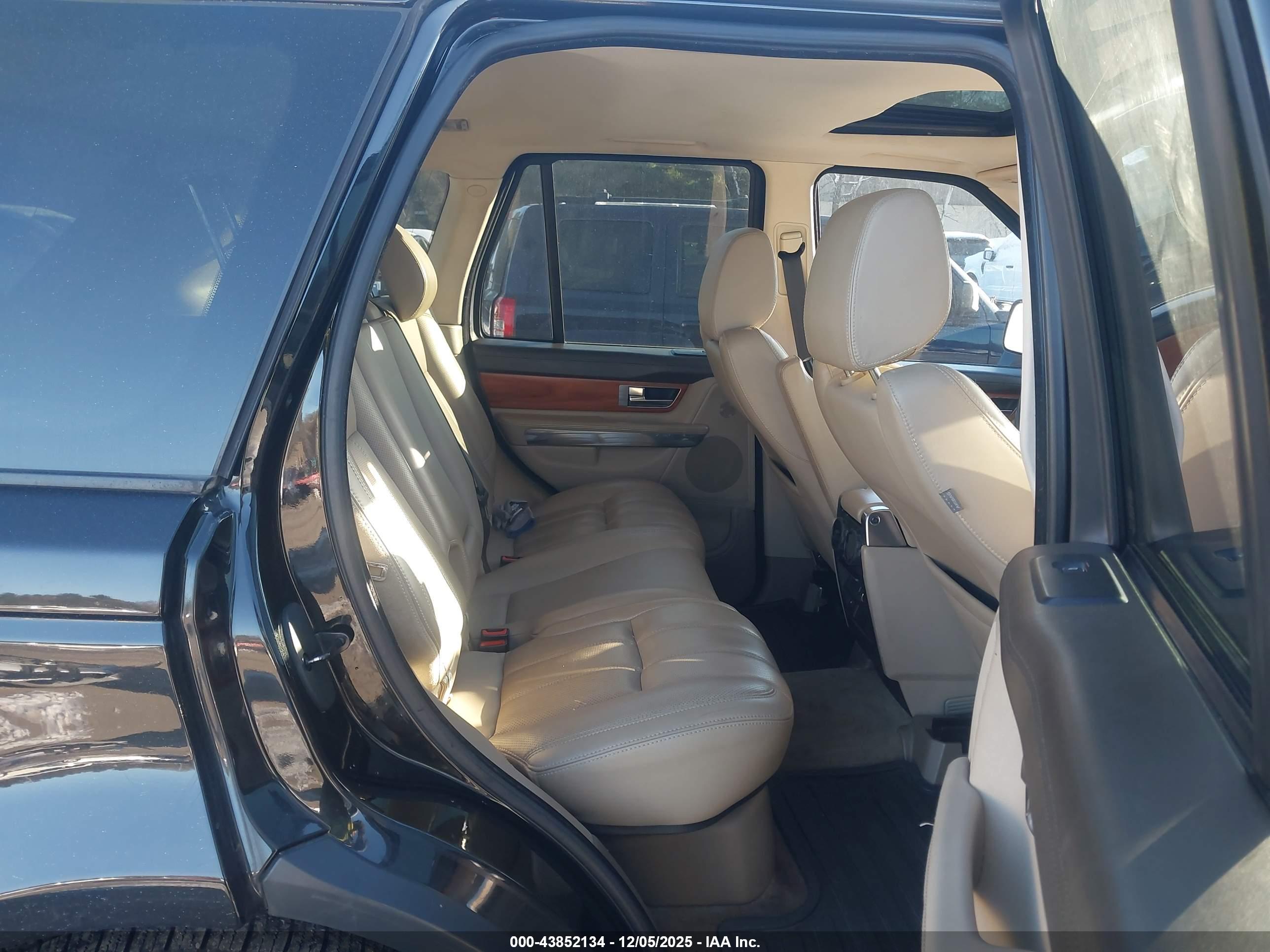 LAND ROVER image 8