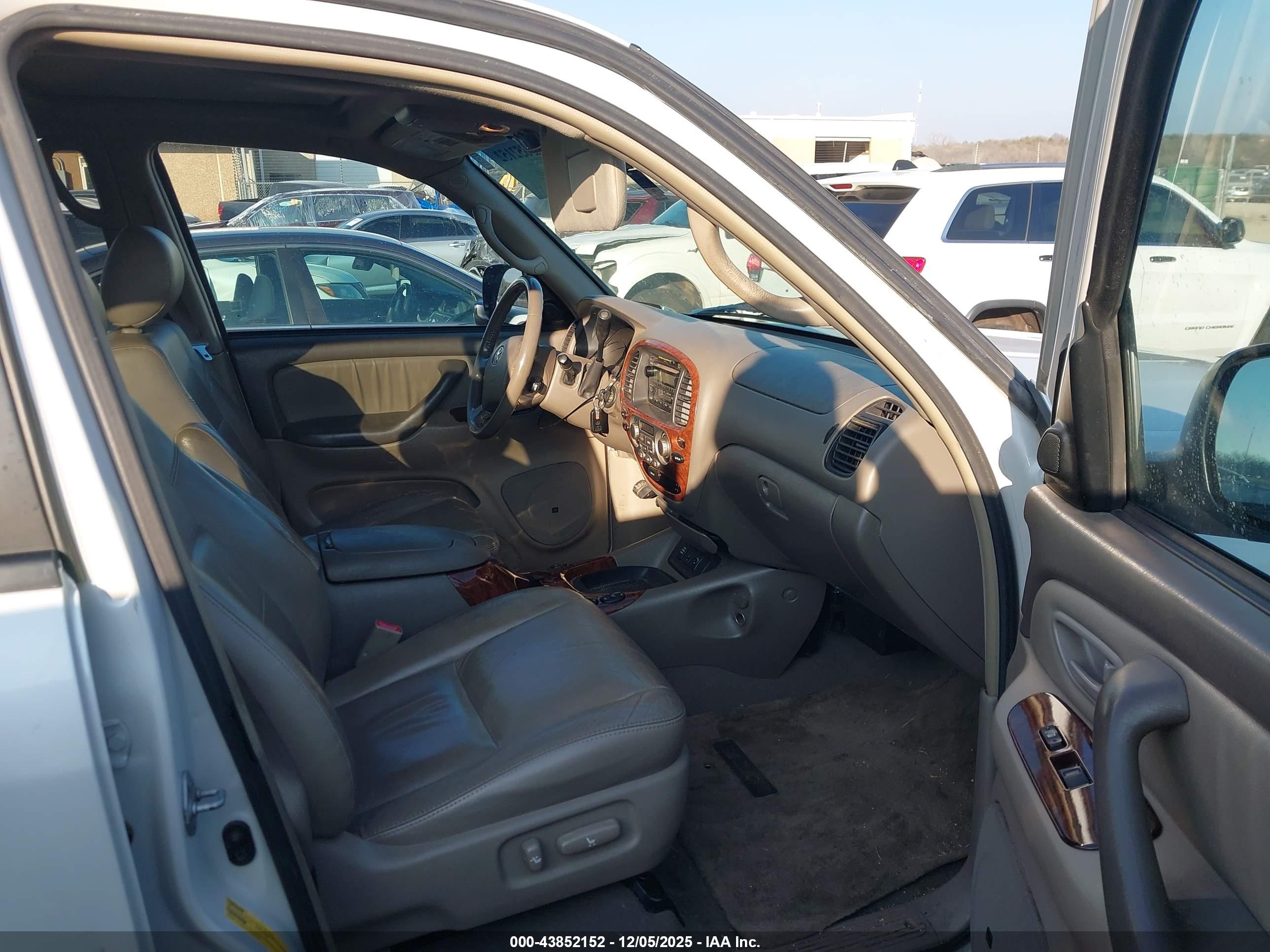 TOYOTA SEQUOIA image 5