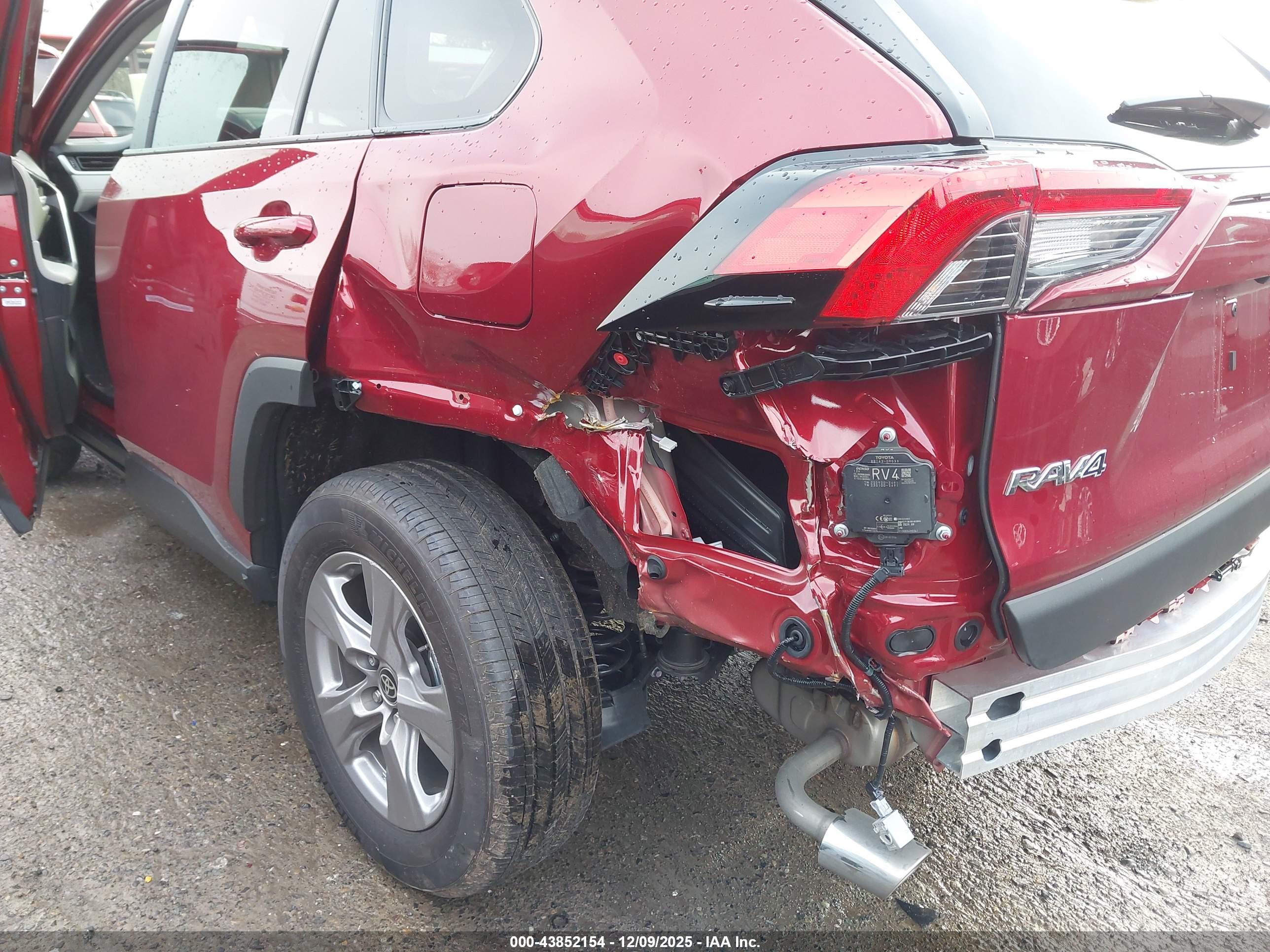 TOYOTA RAV4 image 6