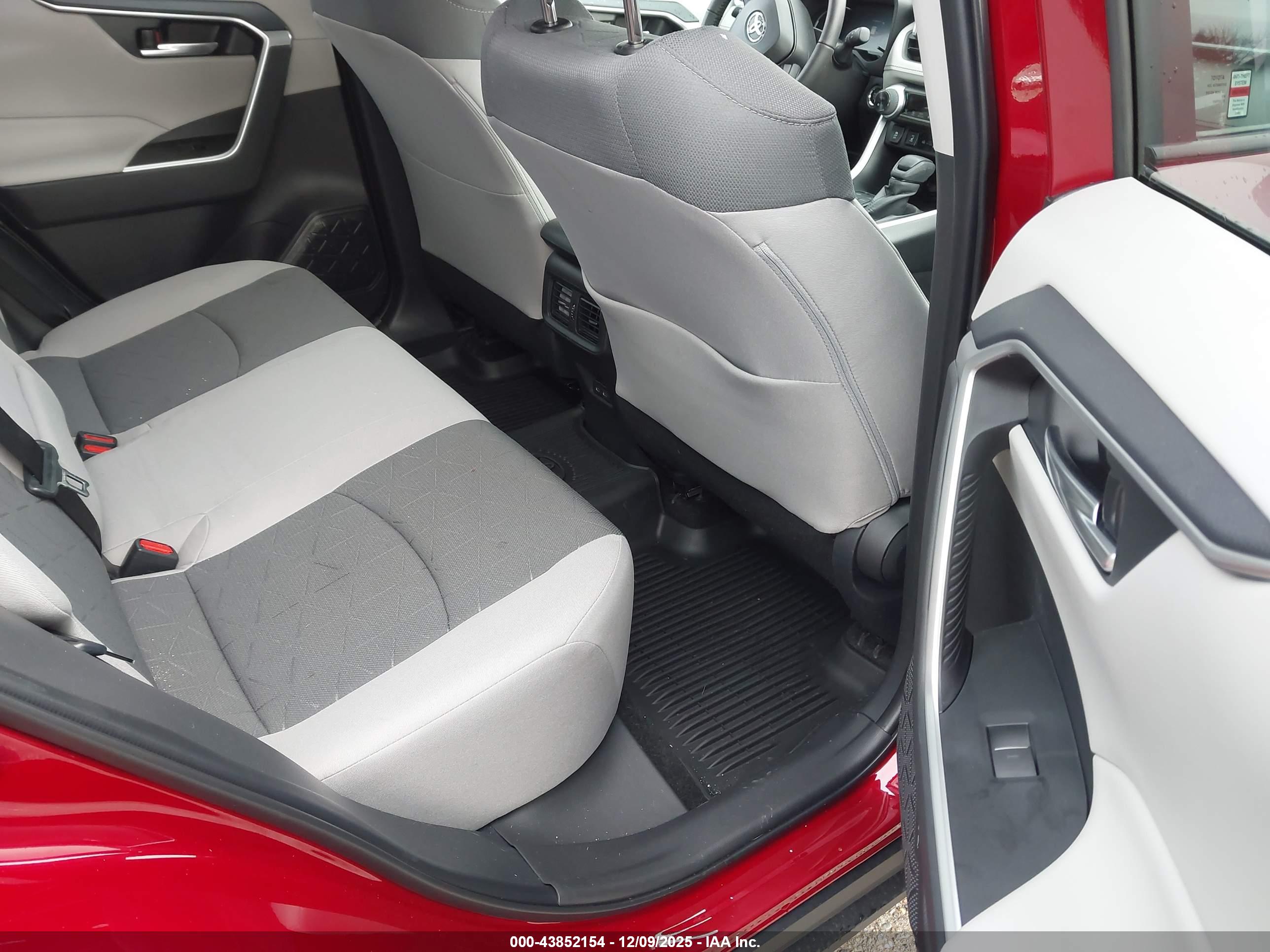 TOYOTA RAV4 image 8