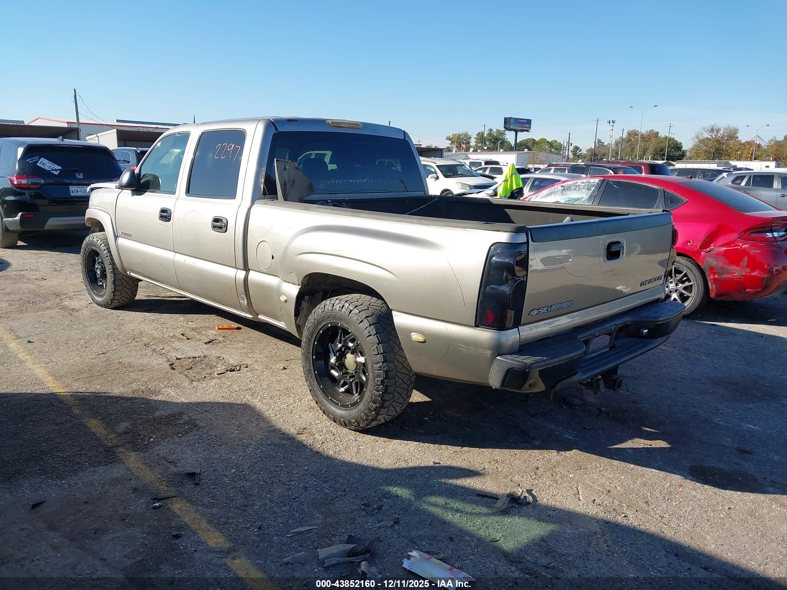 CHEVROLET SILVERADO image 3