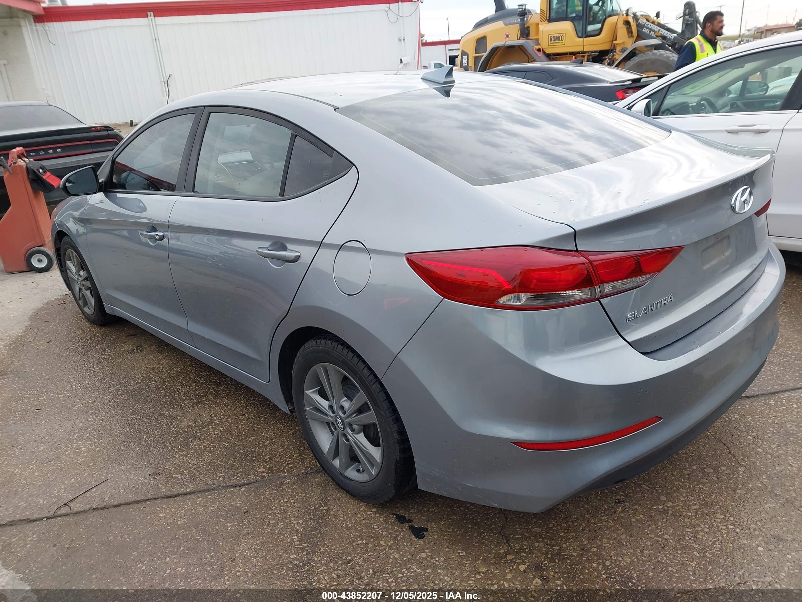 HYUNDAI ELANTRA image 3