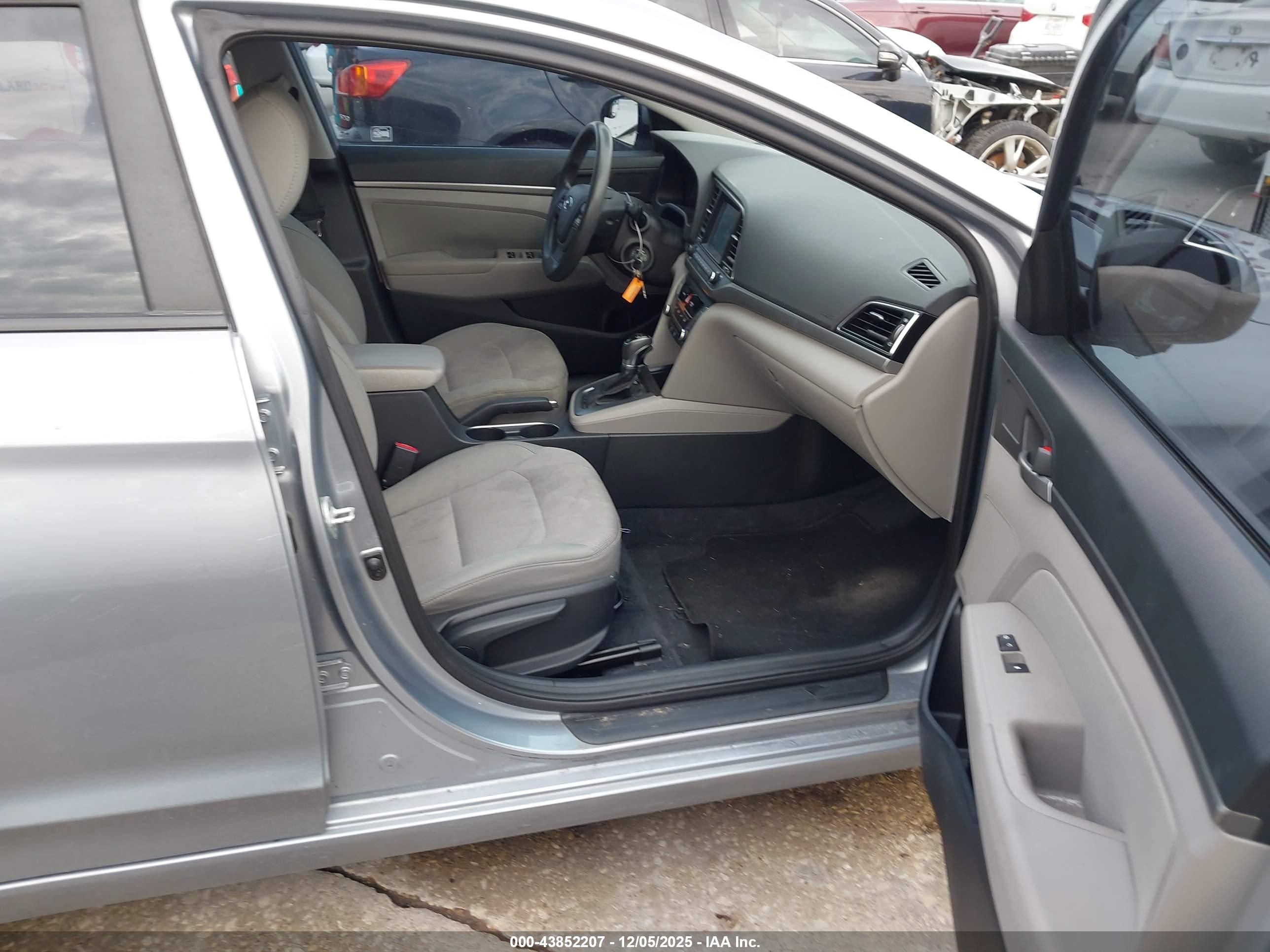 HYUNDAI ELANTRA image 5