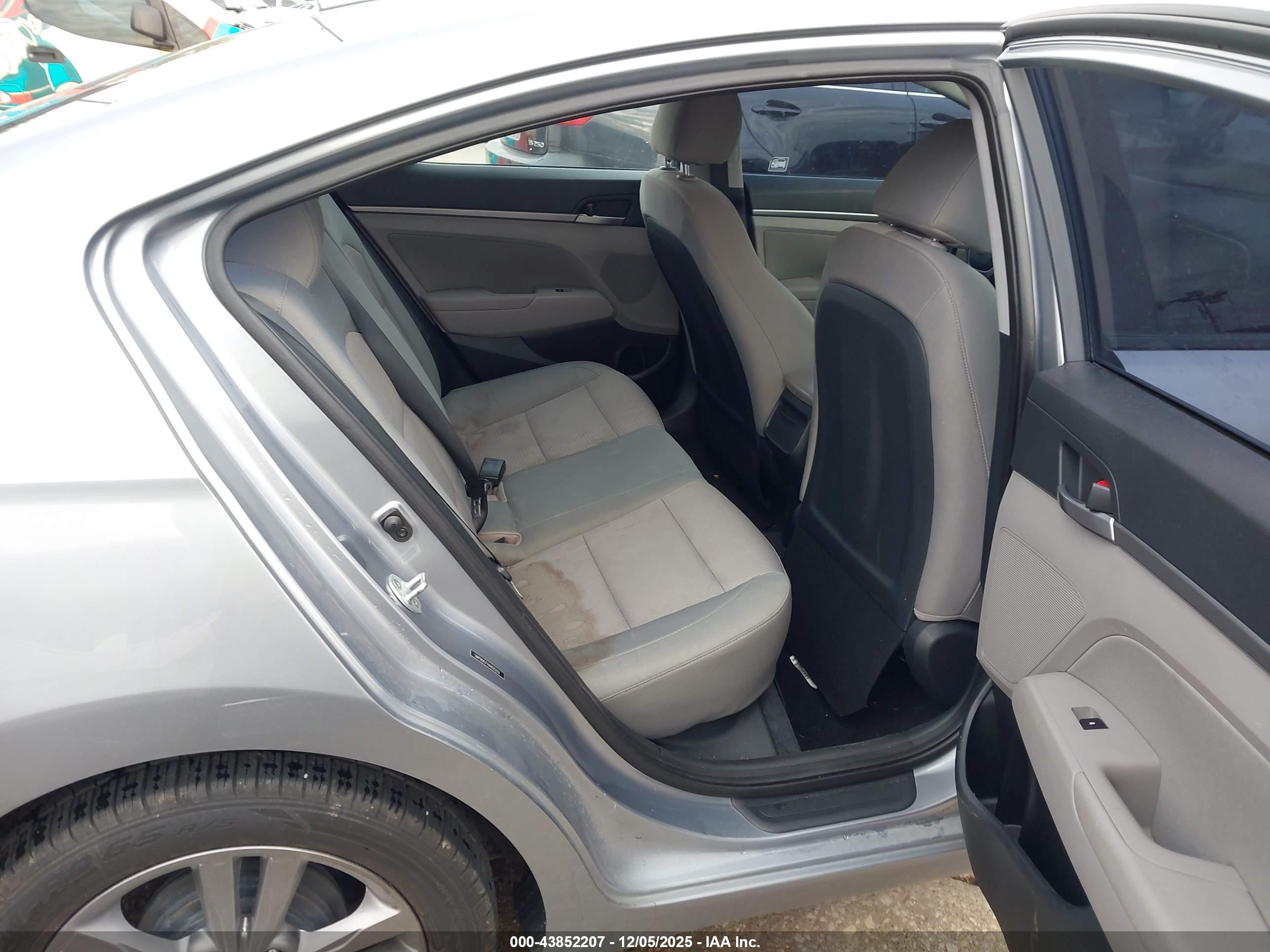 HYUNDAI ELANTRA image 8