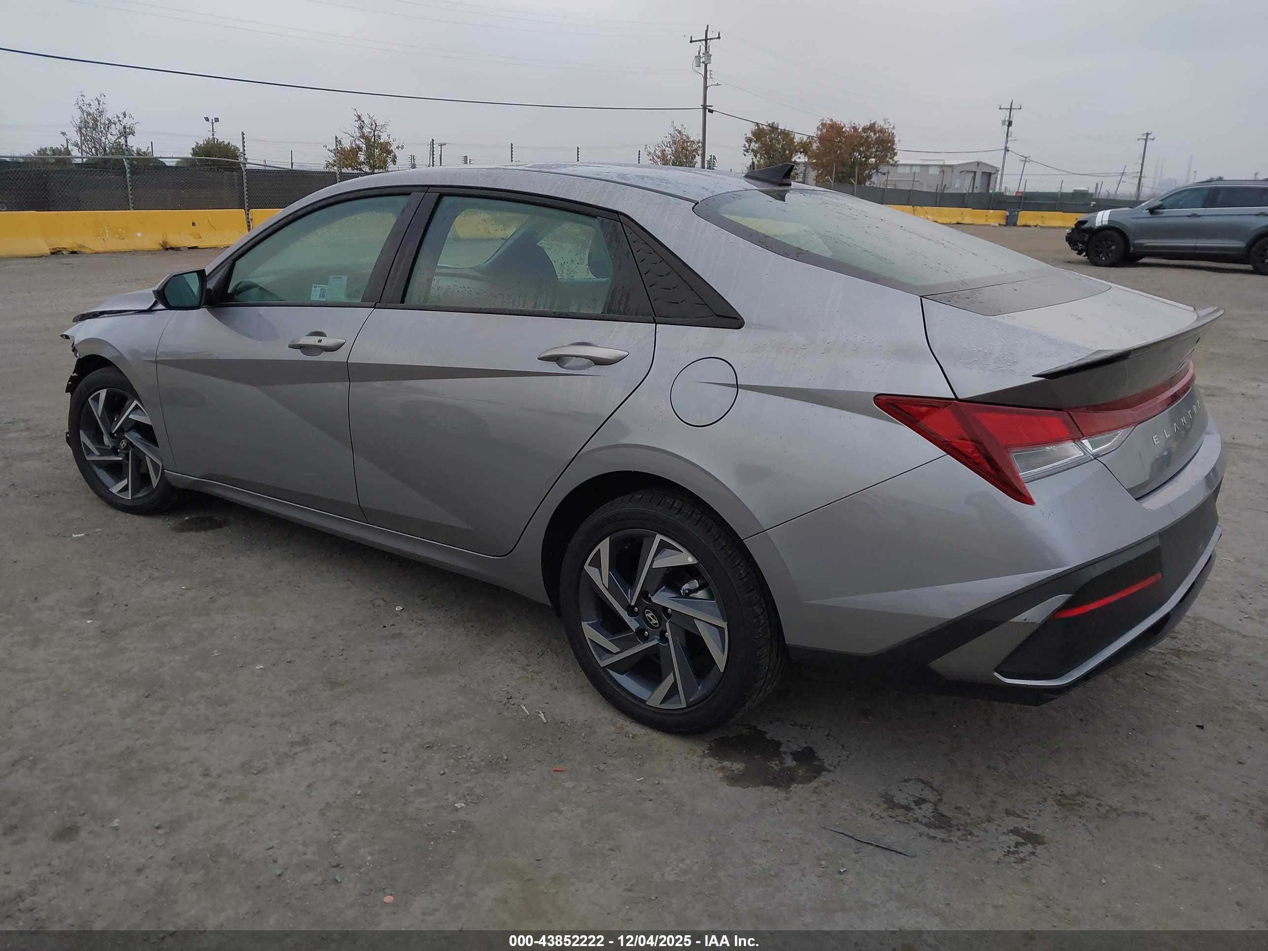 HYUNDAI ELANTRA image 3