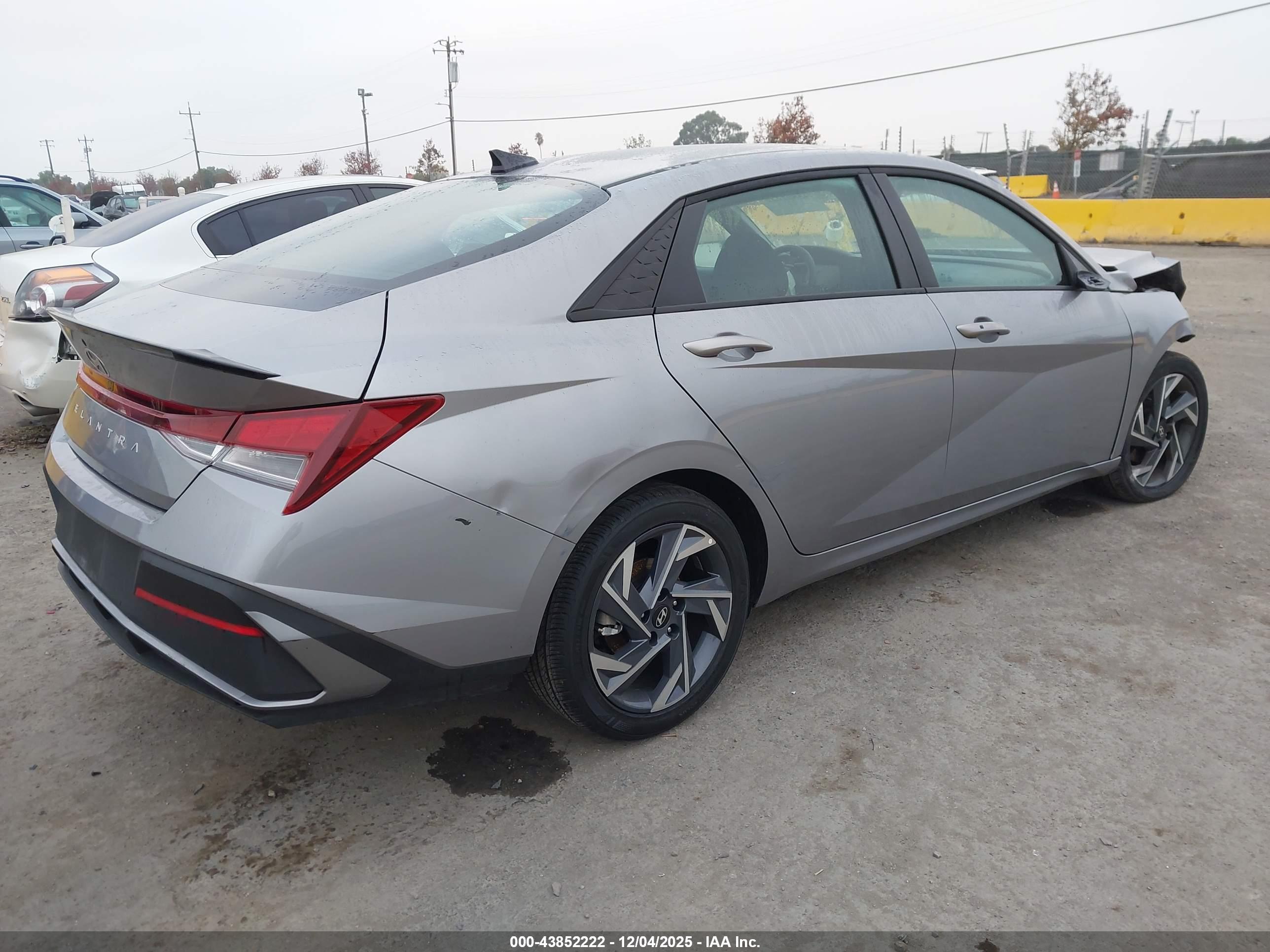 HYUNDAI ELANTRA image 4