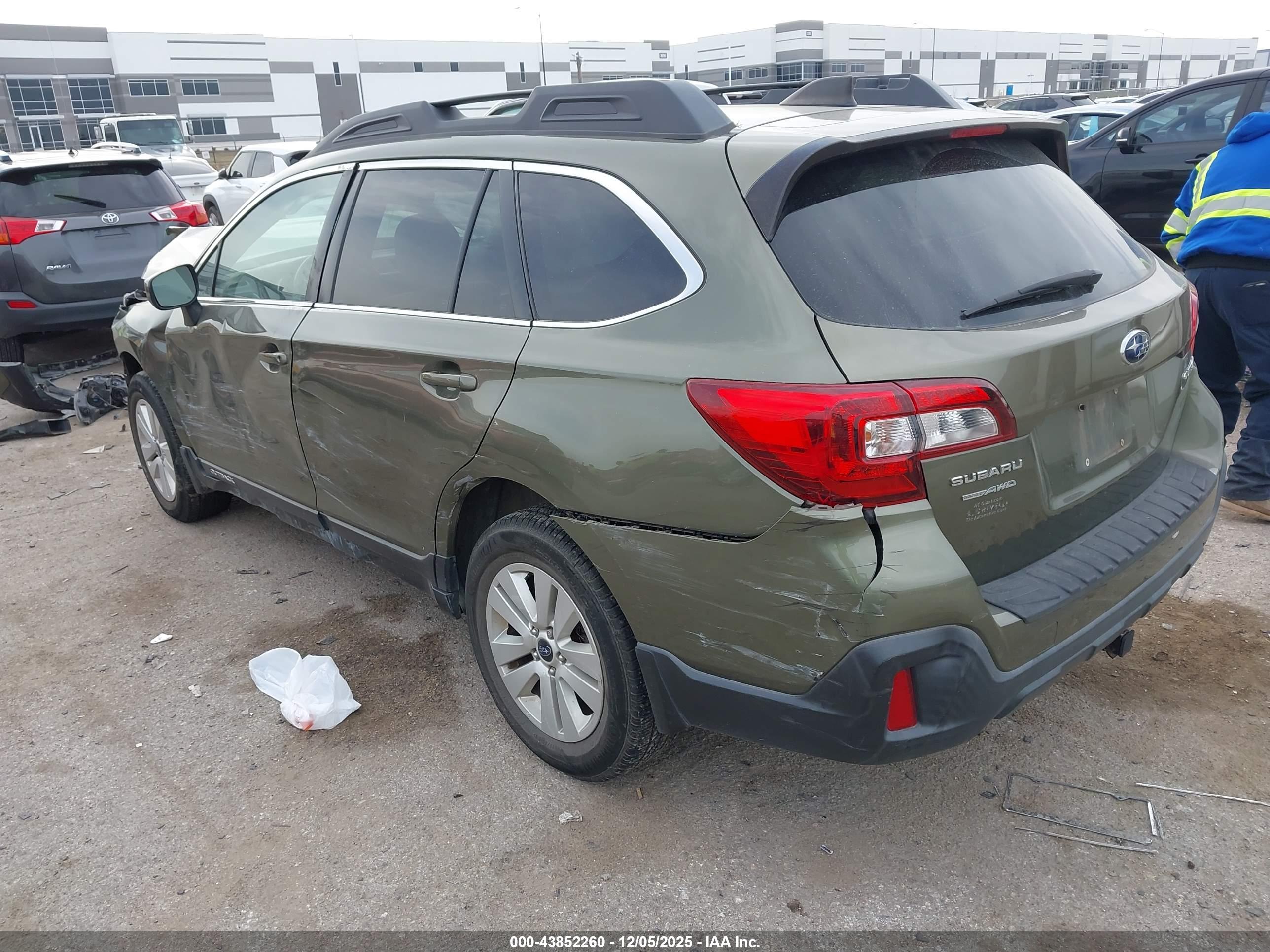 SUBARU OUTBACK image 3
