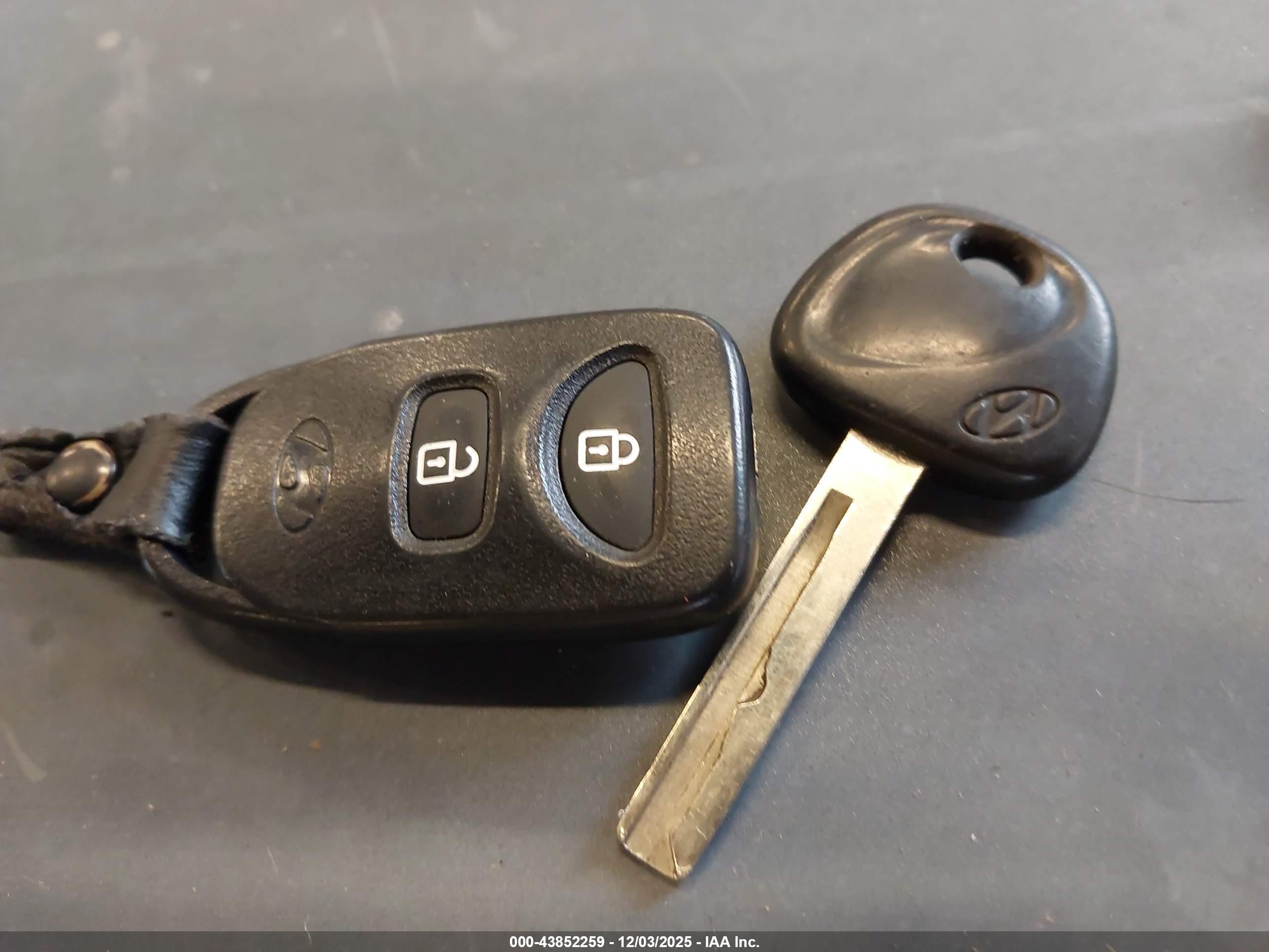 HYUNDAI ACCENT image 11