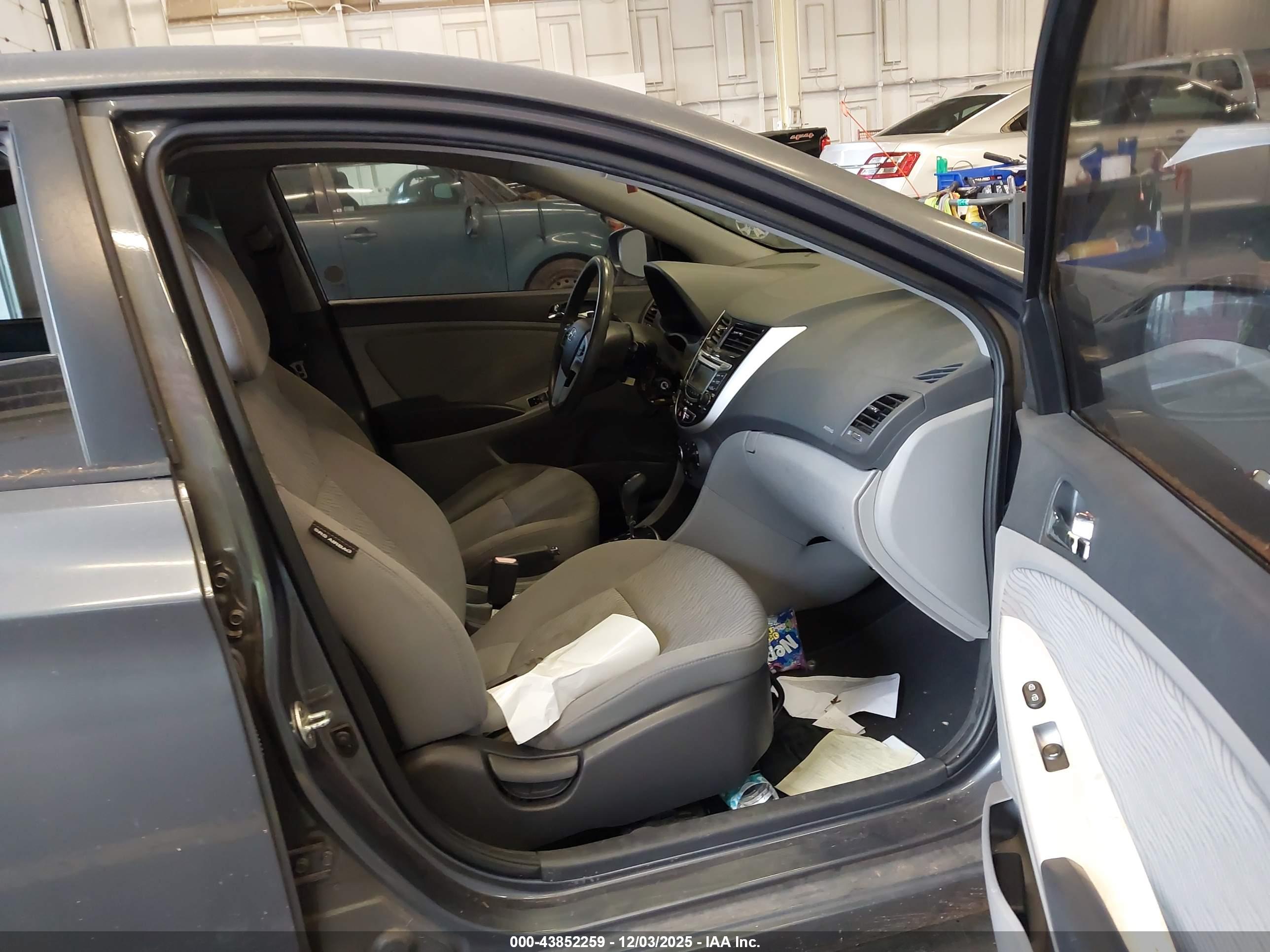 HYUNDAI ACCENT image 5