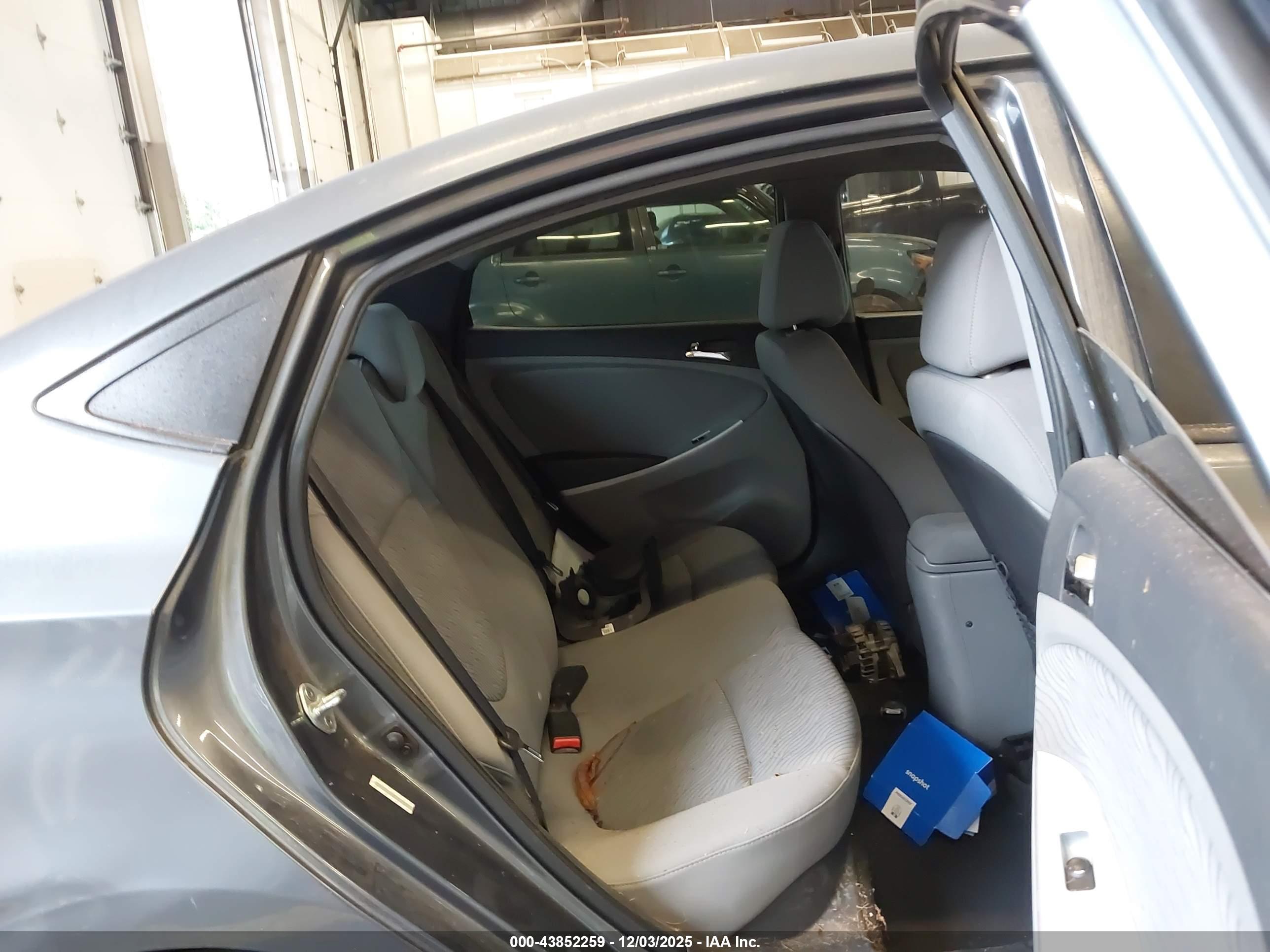 HYUNDAI ACCENT image 8