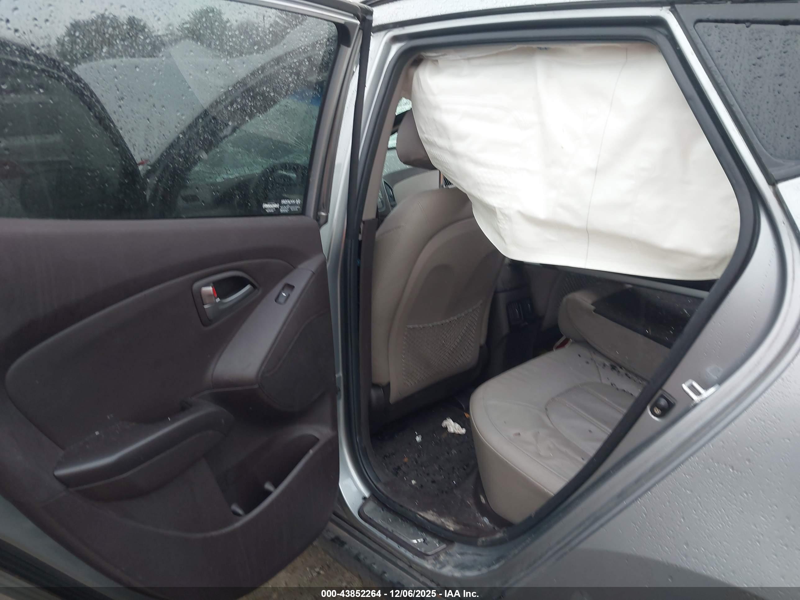 HYUNDAI TUCSON image 8