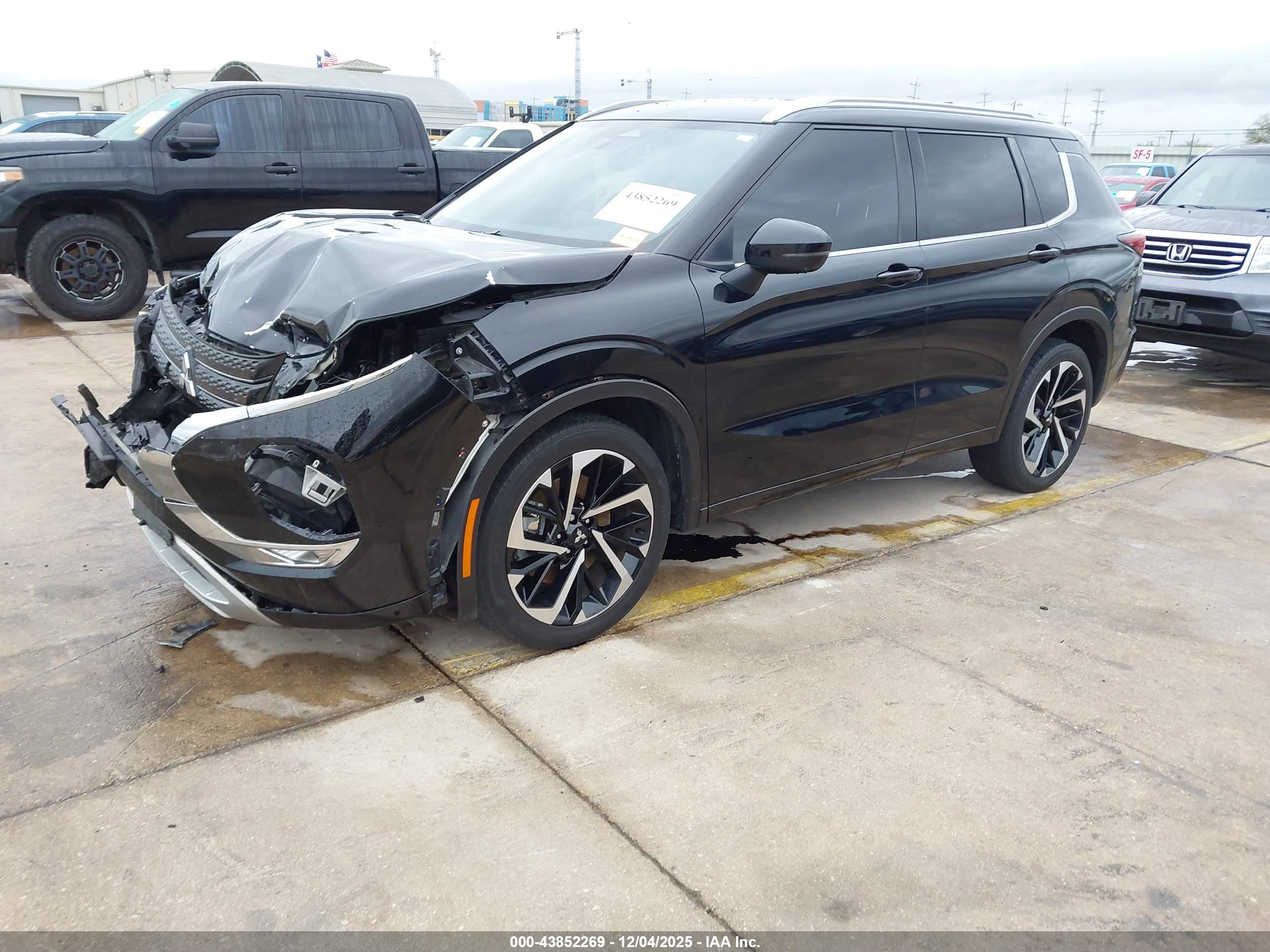 MITSUBISHI OUTLANDER image 2