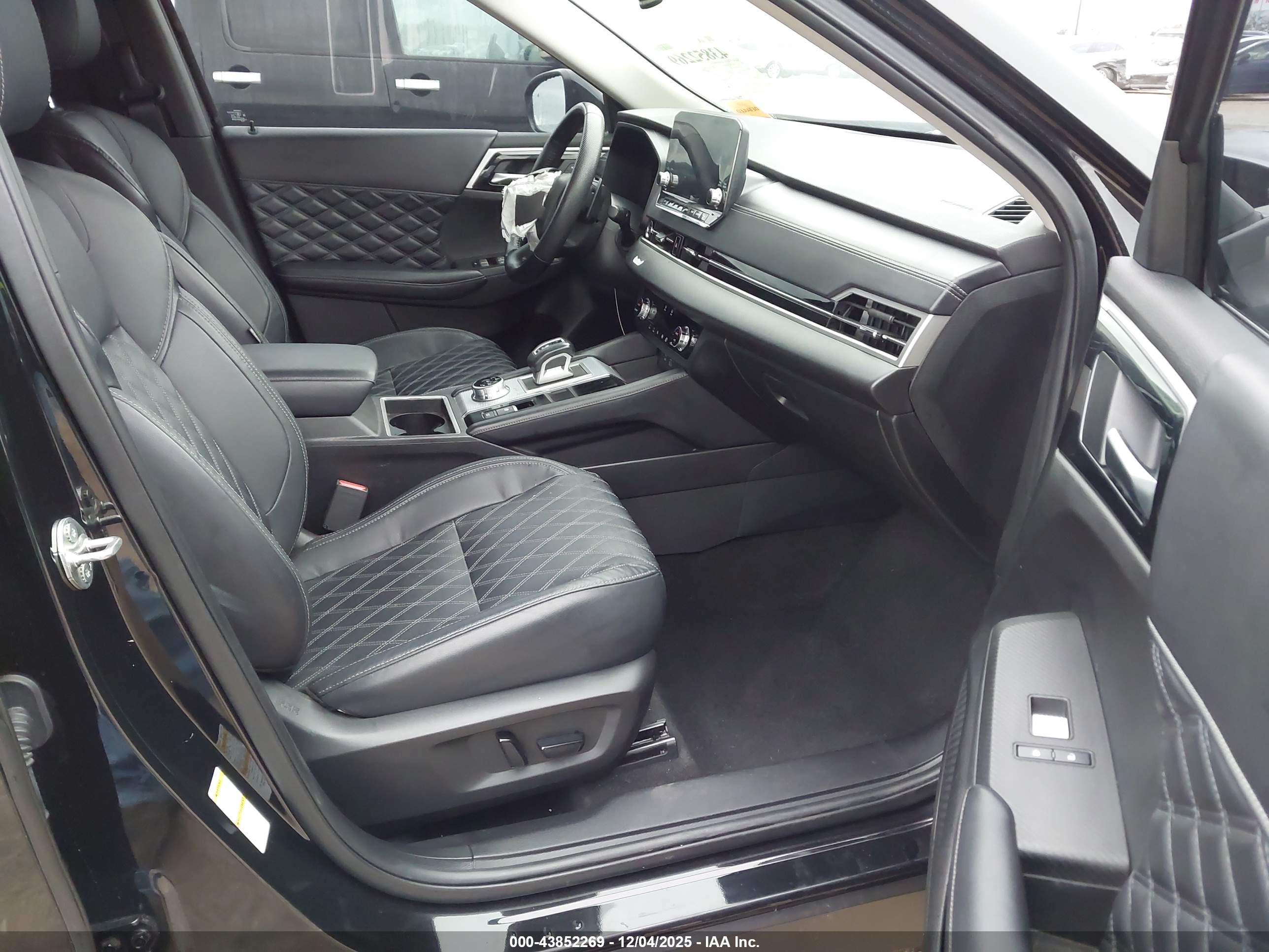 MITSUBISHI OUTLANDER image 5