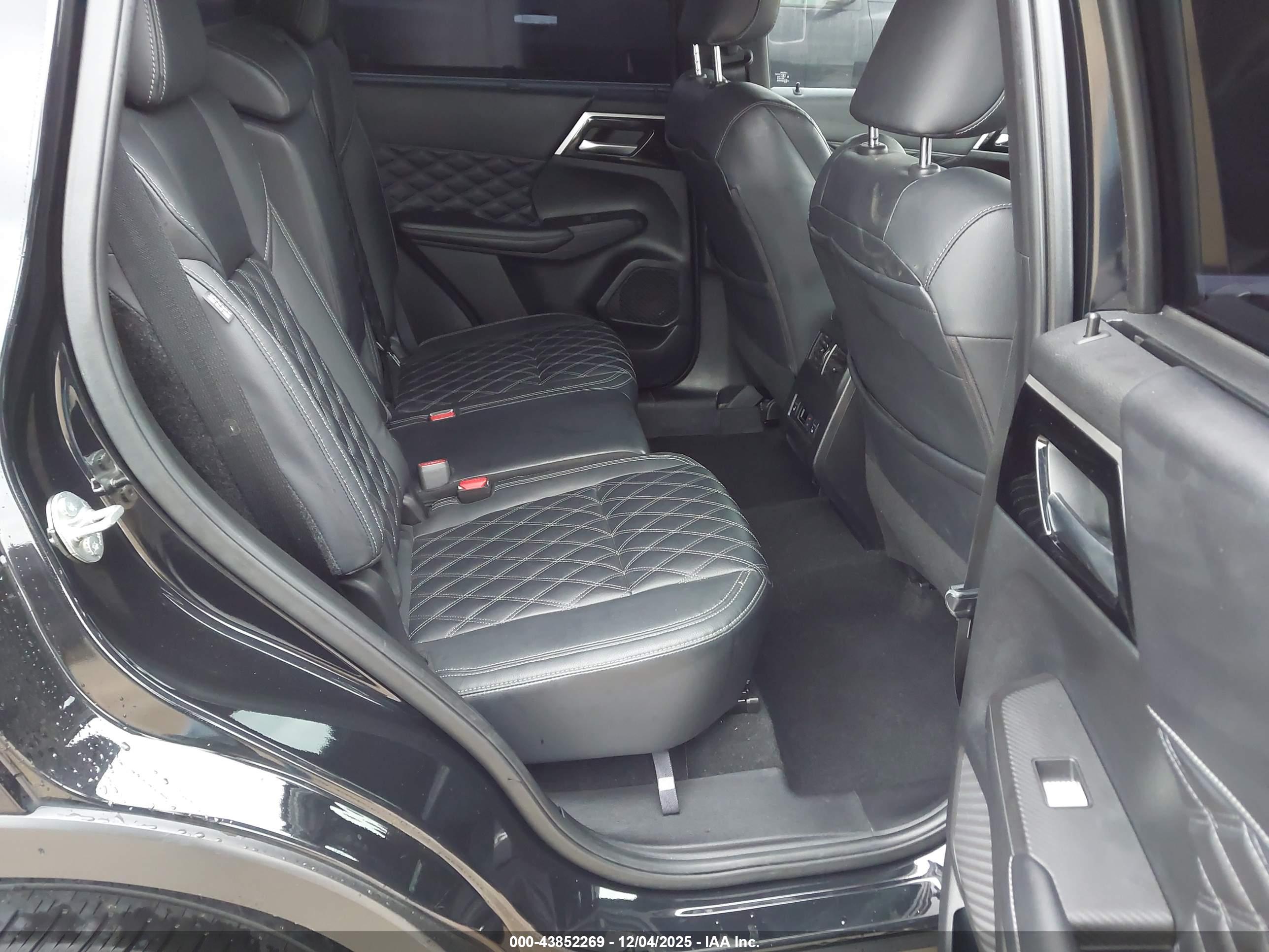 MITSUBISHI OUTLANDER image 8