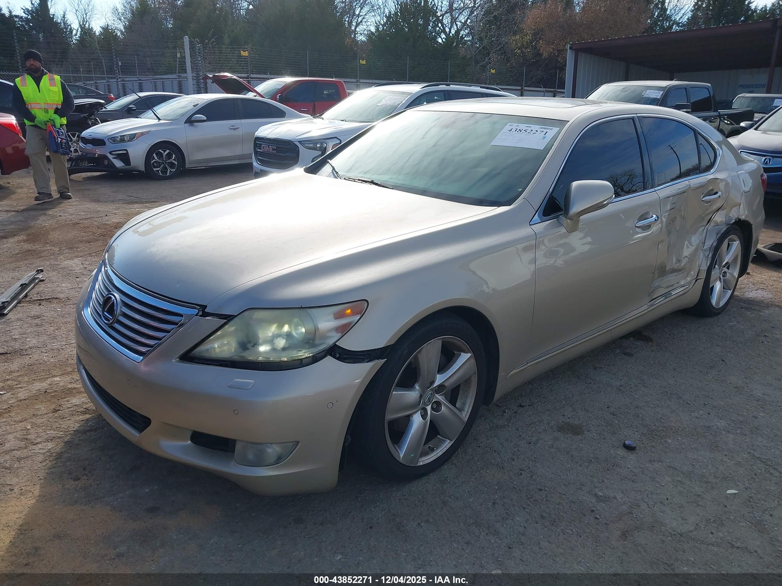 LEXUS LS image 2