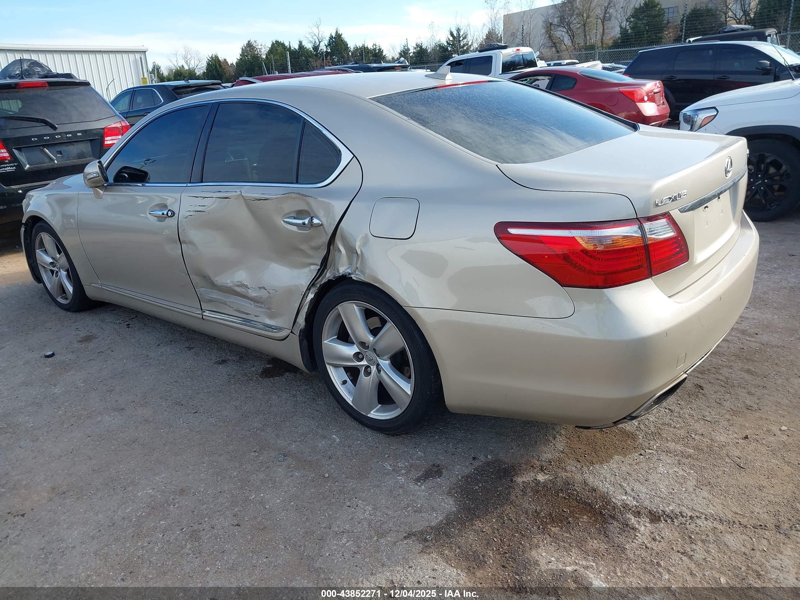 LEXUS LS image 3