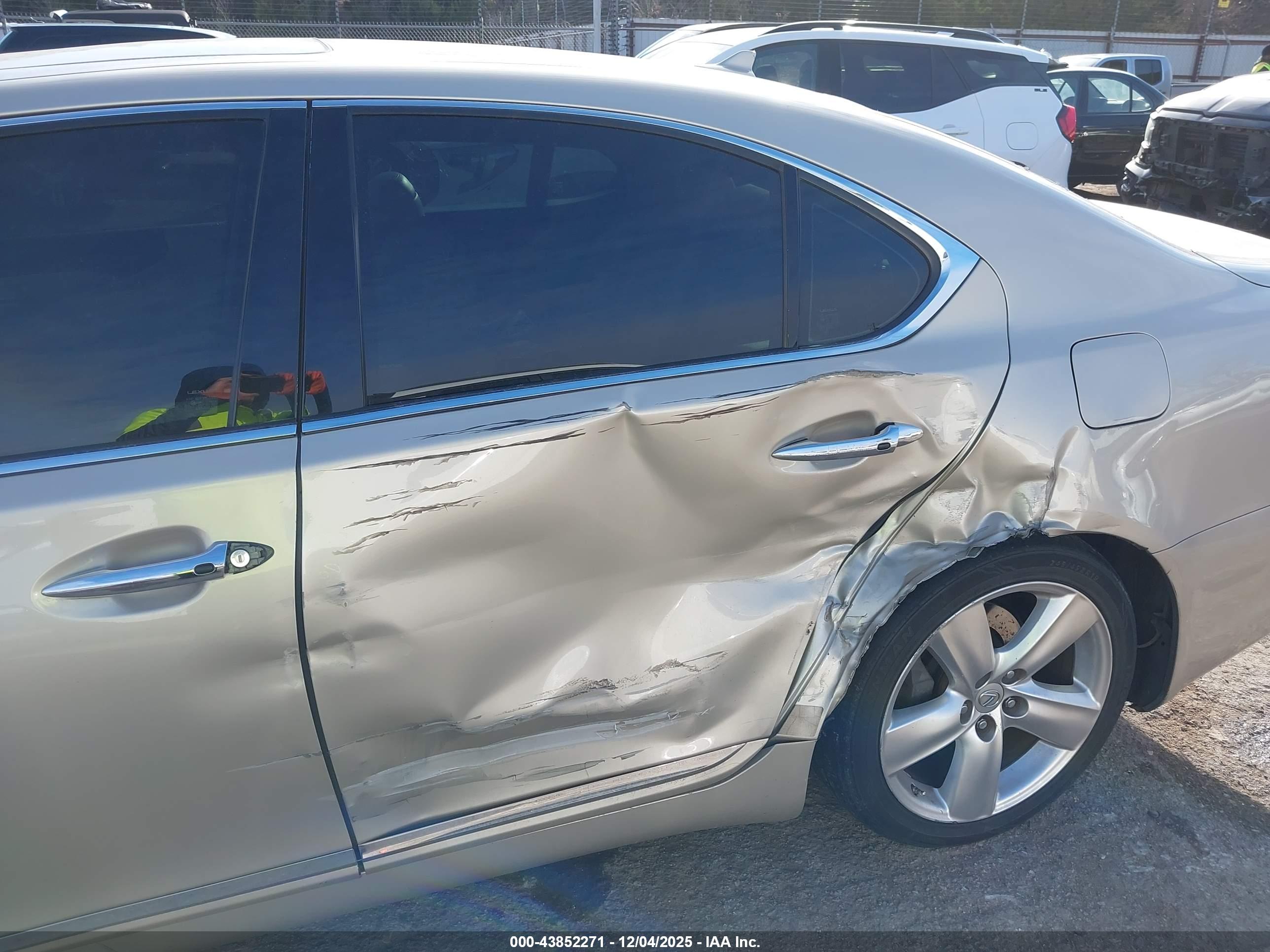LEXUS LS image 6