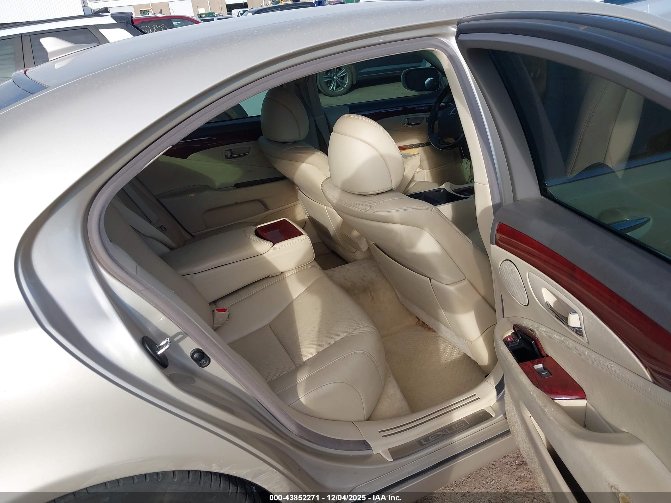 LEXUS LS image 8