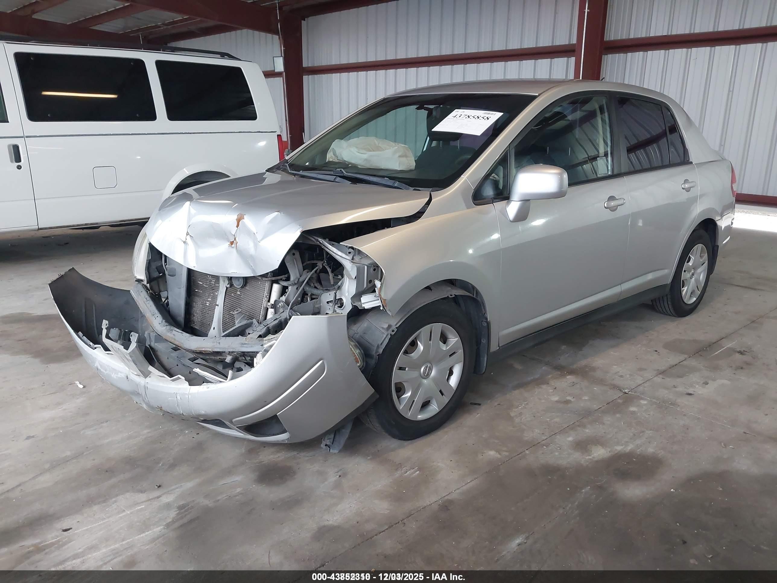 NISSAN VERSA image 2