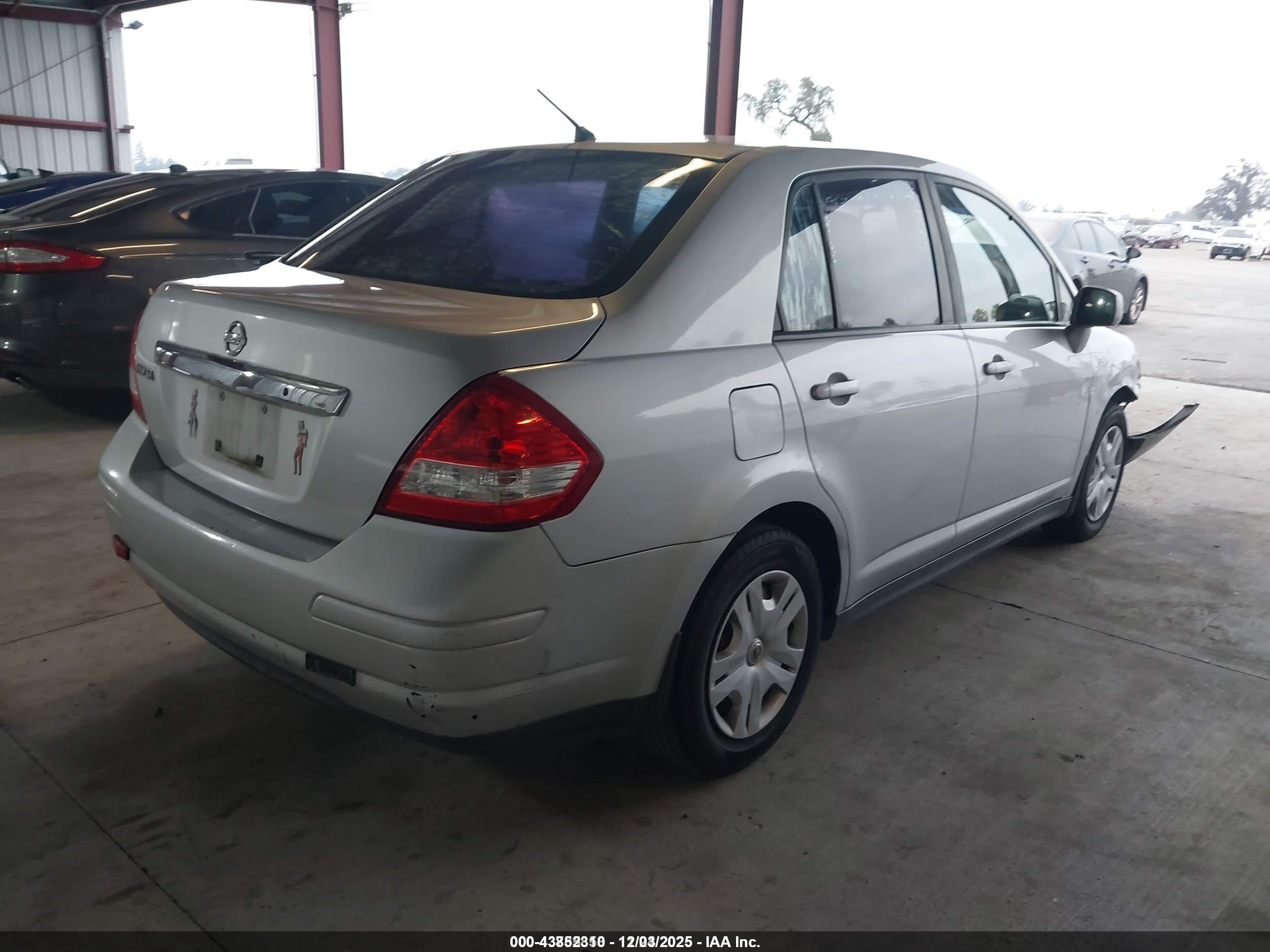 NISSAN VERSA image 4