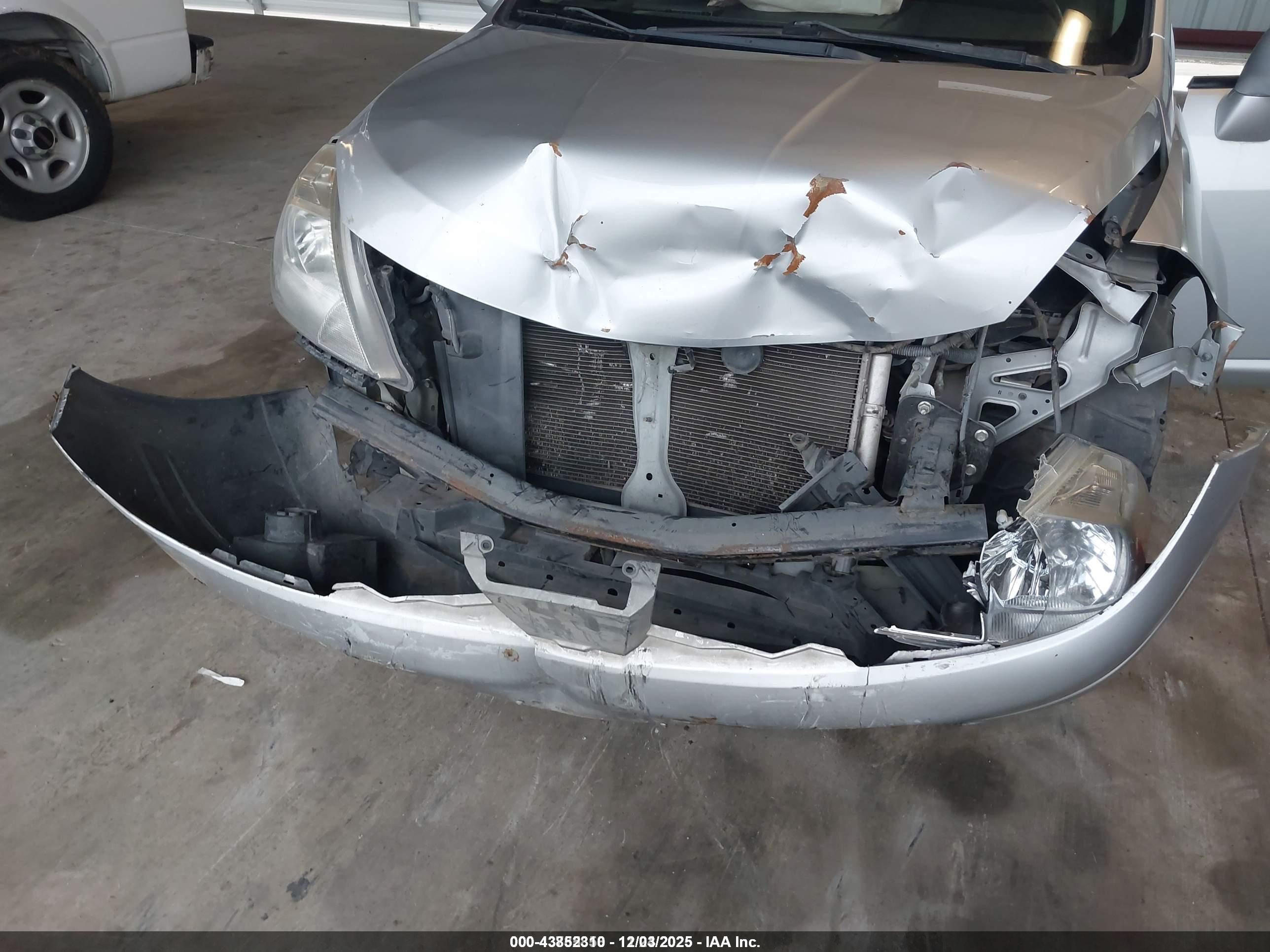 NISSAN VERSA image 6