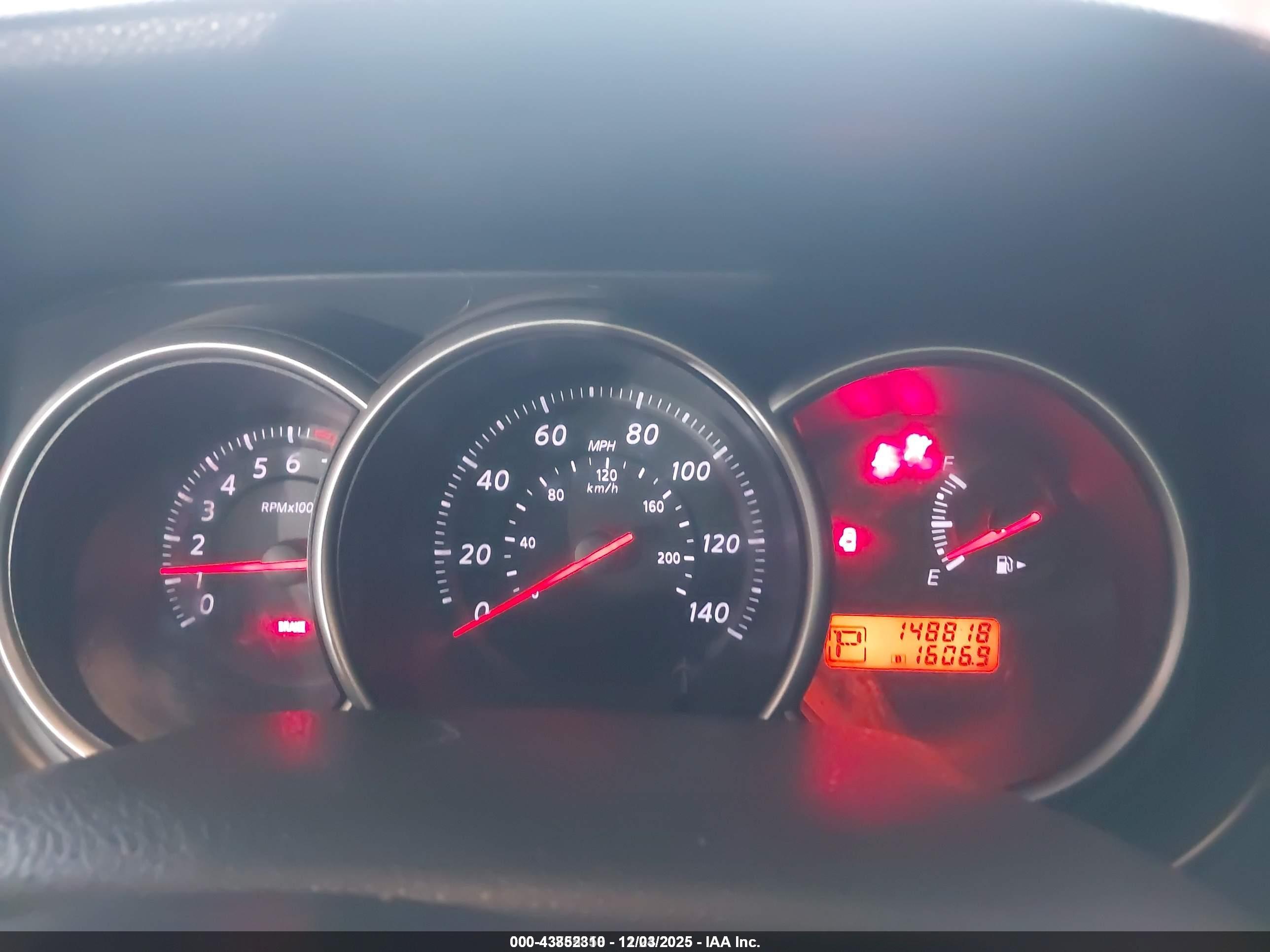NISSAN VERSA image 7
