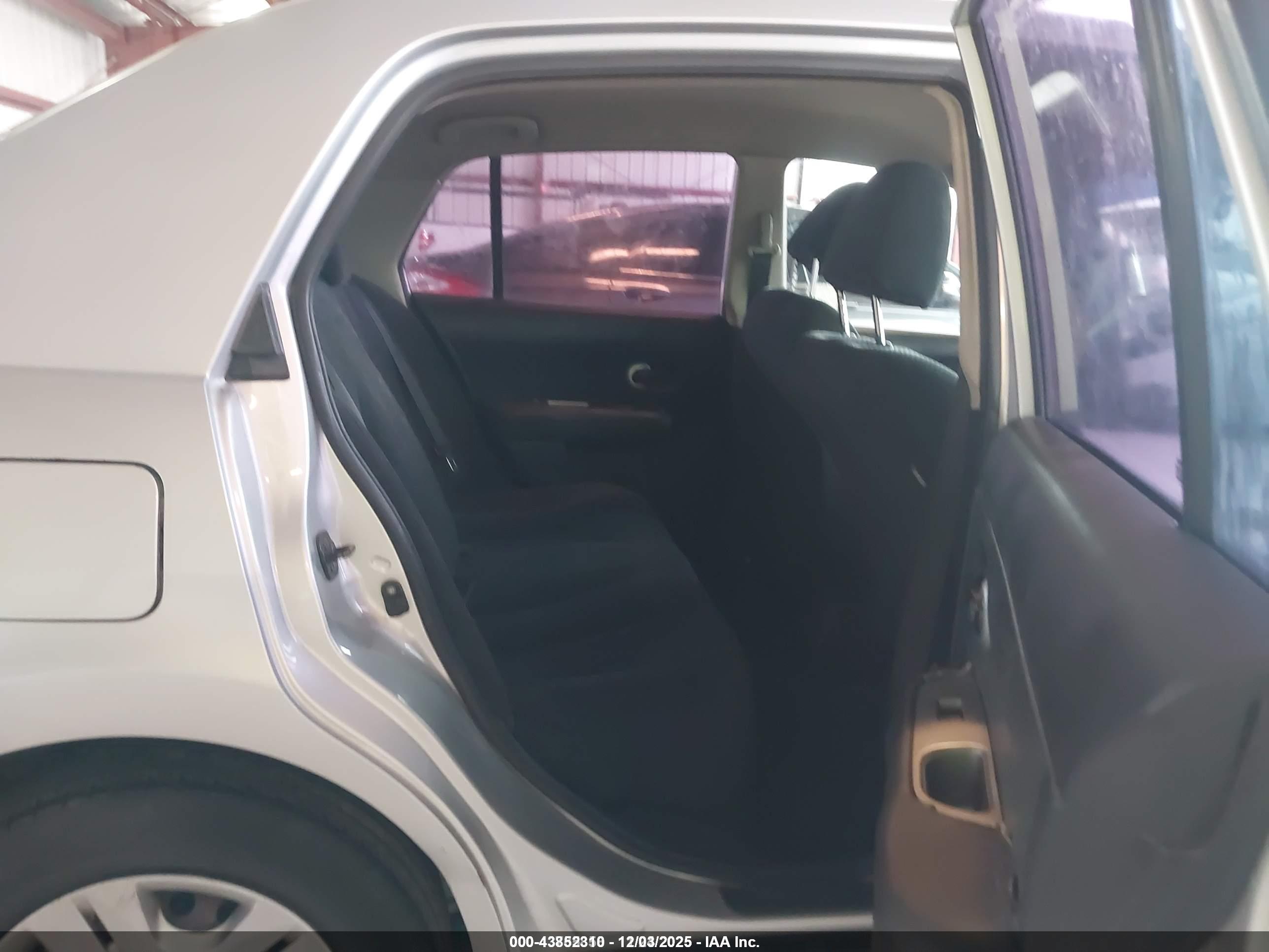 NISSAN VERSA image 8
